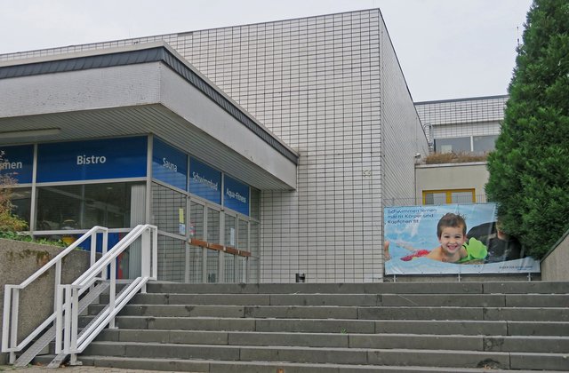 Außen Fliesen, innen Fliesen und stark renovierungsbedürftig: Das Unterrather Hallenbad mit dem Charme der 60er Jahre soll neu gebaut werden. Streit gibt es um den Standort. Foto: Budde