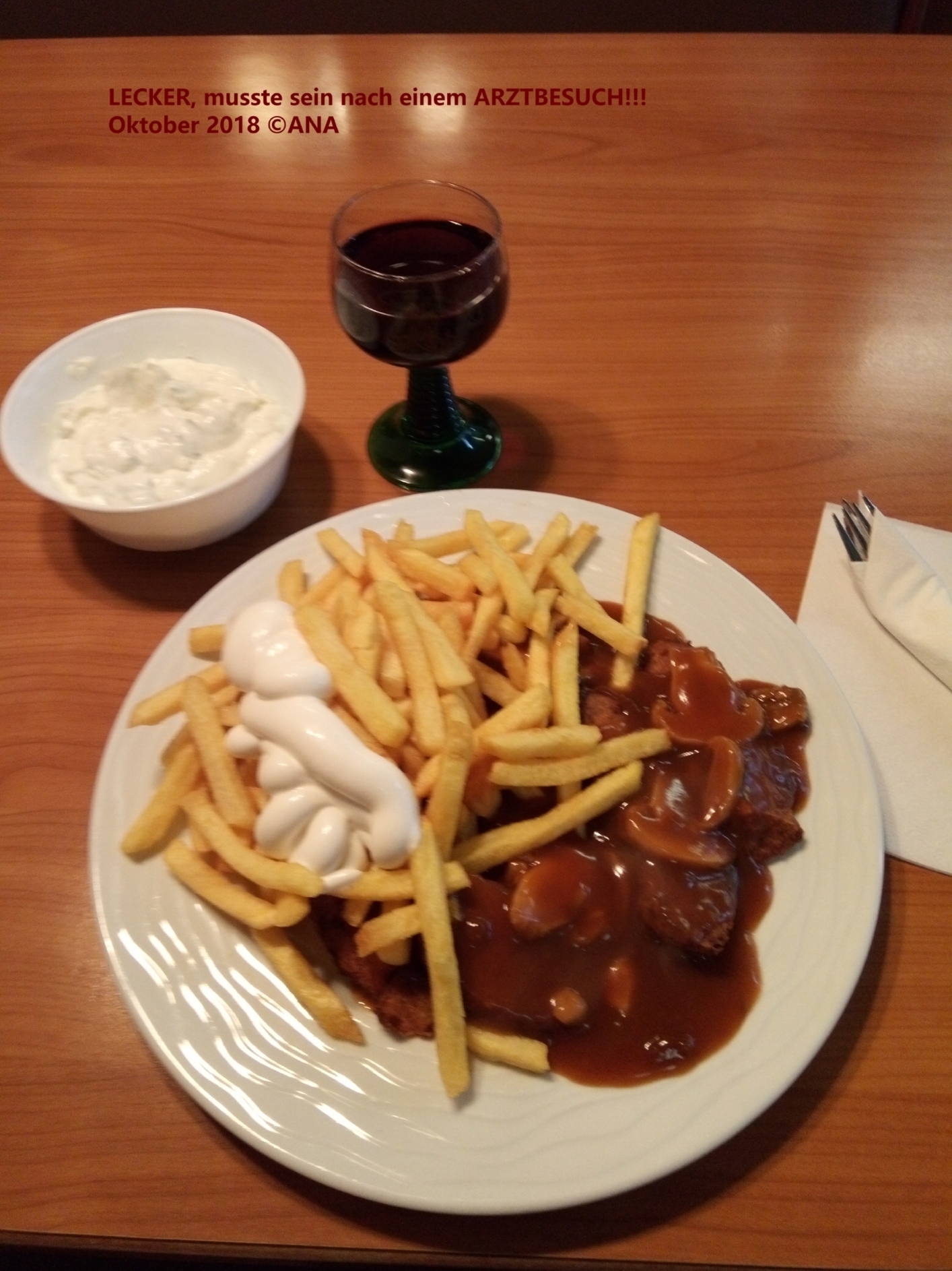 ...ein leckeres, einfaches ABENDESSEN in einer griechischen "POMMESBUDE" ( übrigens keine Currywurst, sondern "Jäger-Frikadelle" ... oder darf ich DAS hier gar nicht schreiben...?!?)