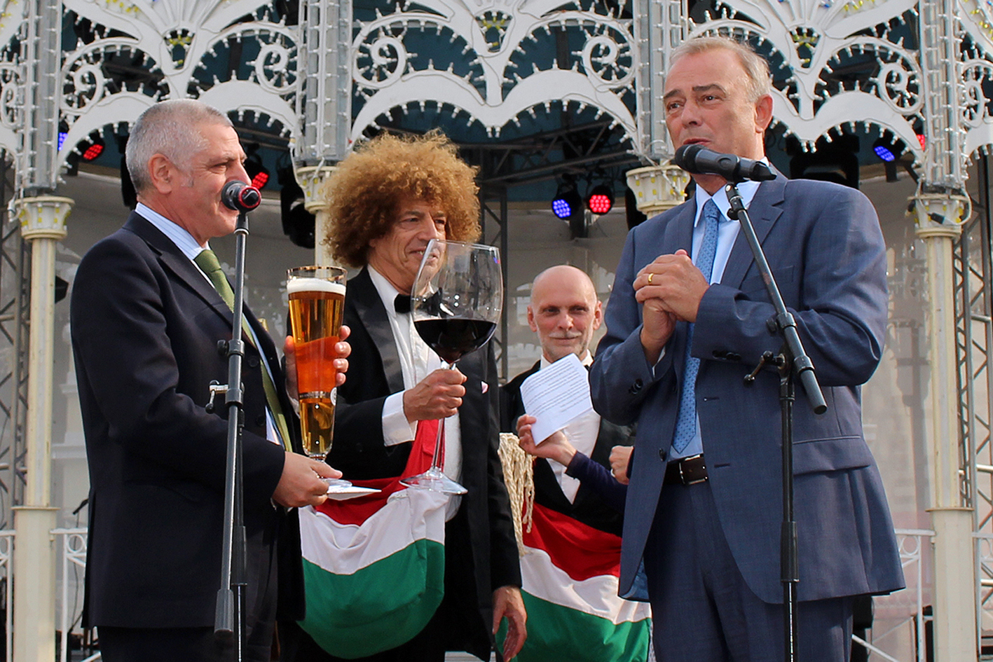 Der italienische Konsul Dr. Franco Giordani, die „Spaghetti Brothers" und Bürgermeister Werner Kolter