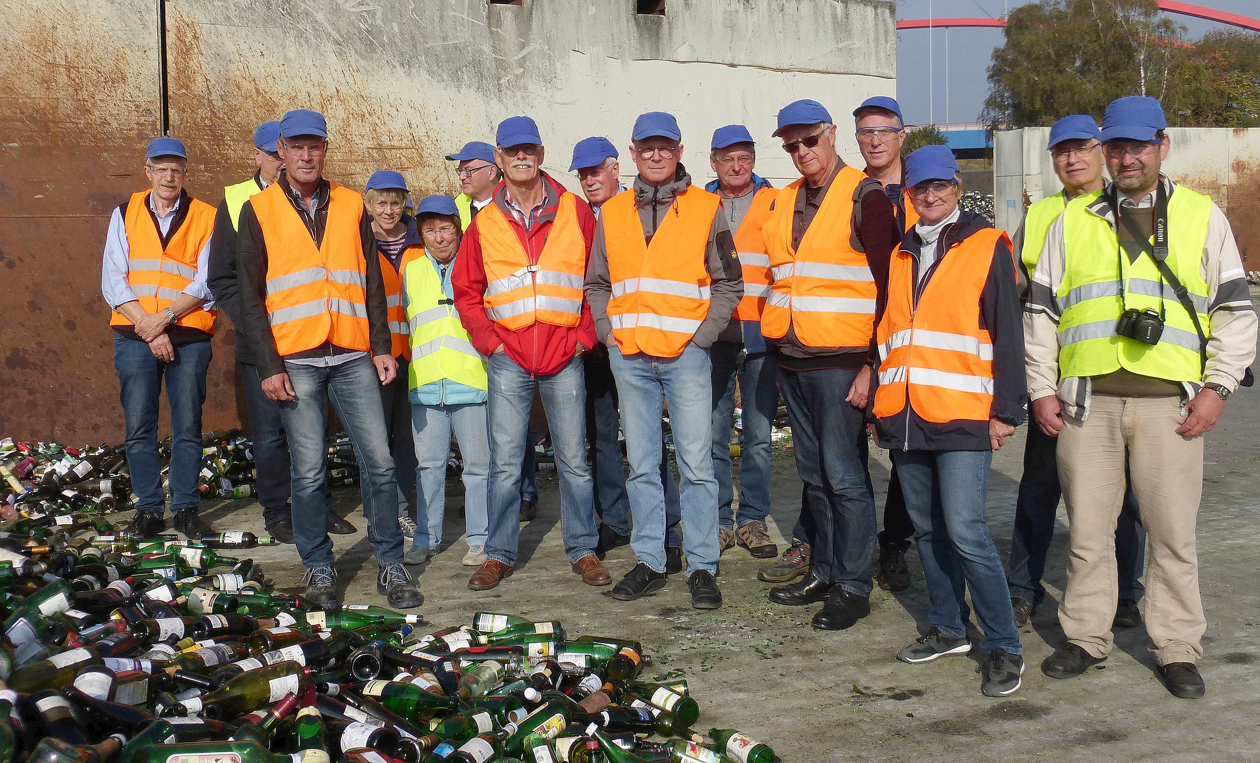 Eine Besuchergruppe der VHS Gladbeck war jetzt zu Gast bei der Firma Remondis. Im Essener Stadthafen erfuhren die Gäste, wie gesammeltes Altglas recycelt und zu einem Rohstoff für den Einsatz in der Glasindustrie verarbeitet wird.