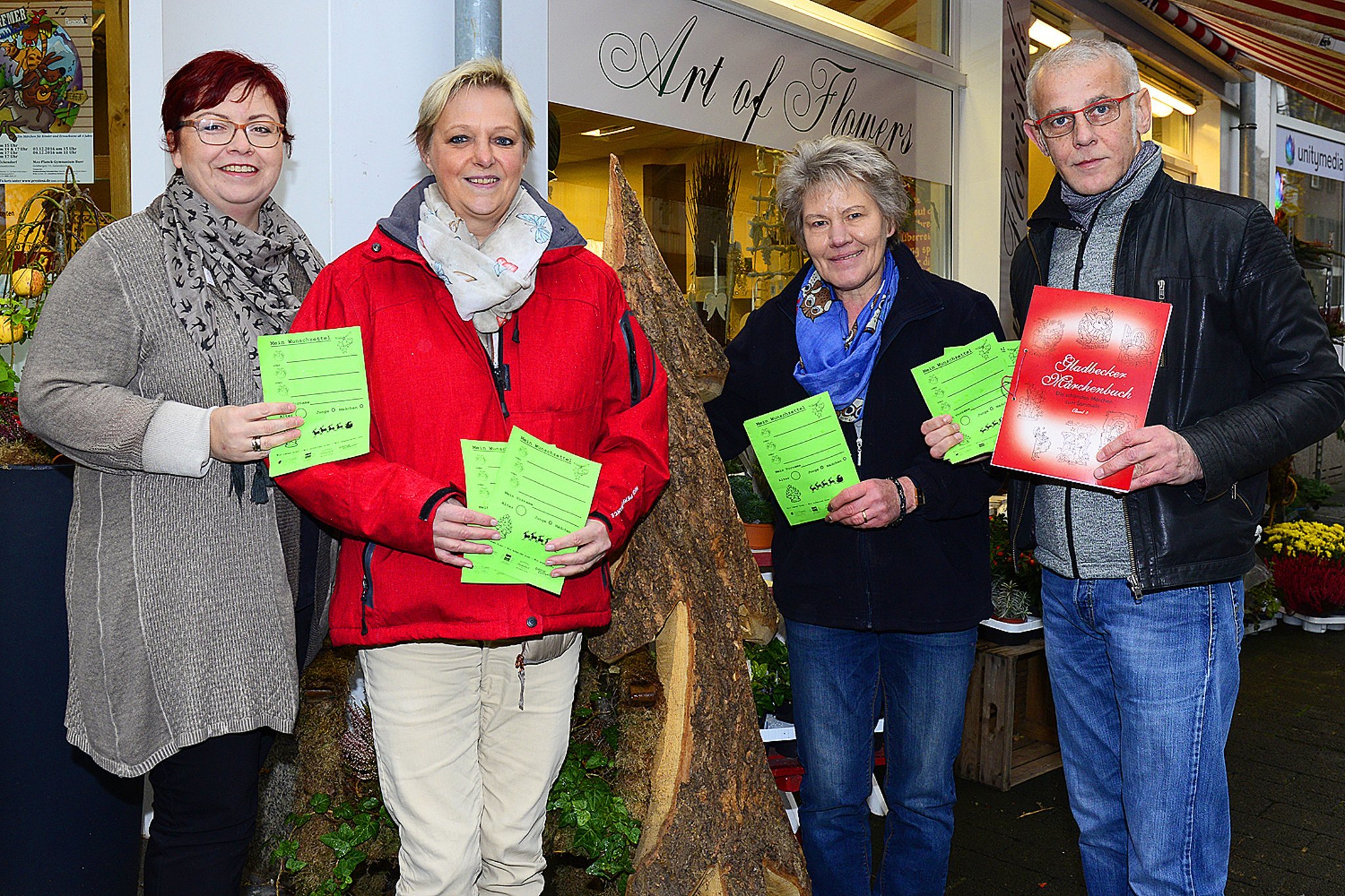 Setzen (von links) bei der nunmehr bereits zehnten "Wunschbaum-Aktion" auch in diesem Jahr wieder auf die Unterstützung durch ihre Kunden und aller Gladbecker Bürger: Sandra Beckmann (Sandra Beckmann Haarexperten), Heike Döring (Reisebüro Laudenbach) , Anne Tarrach (Art of Flowers) und Peter Weis (Optik Rodewald).
