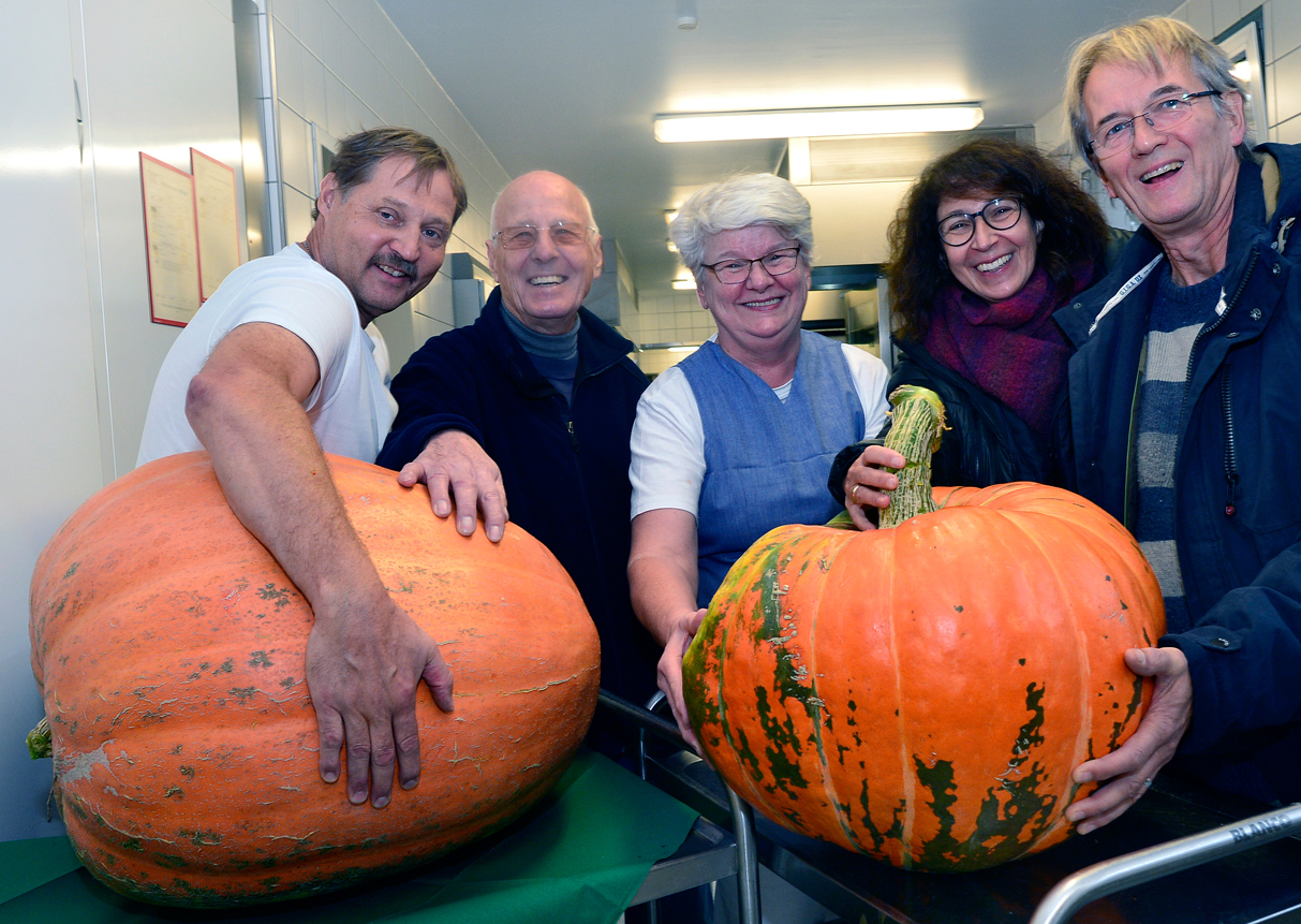 Freude über die Riesenkürbisse, Koch Ralf Schaefer, Erhard Krüger von der Kleingartenanlage Nordpark, Küchenmitarbeiterin Barbara Norgel und die "Züchter" Barbara Hambloch und Albert Wilhelm.