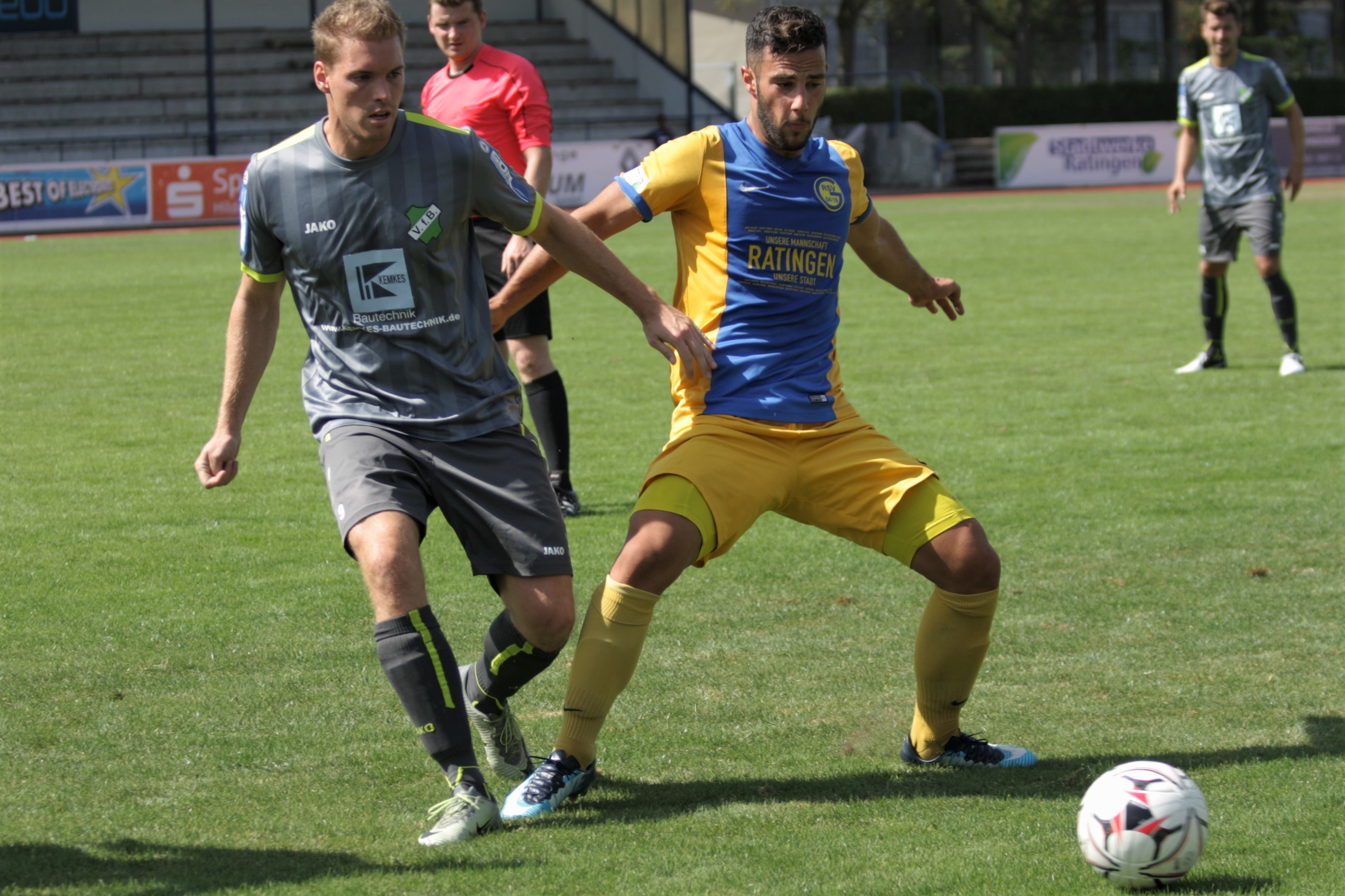 Erzielte den 1:1-Ausgleich: Speldorfs Stürmer André Trienenjost (li.).