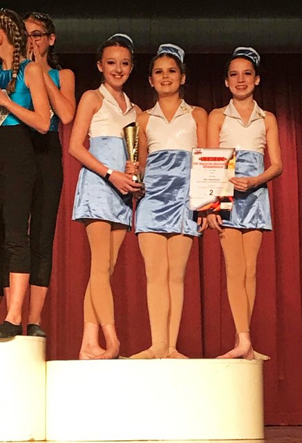 Auf dem "Treppchen" Silbermedaille.
Deutscher Vizemeister 2018/2019 im Showtanz
Alexandra Hecht, Kim Warschun, Luca Hike