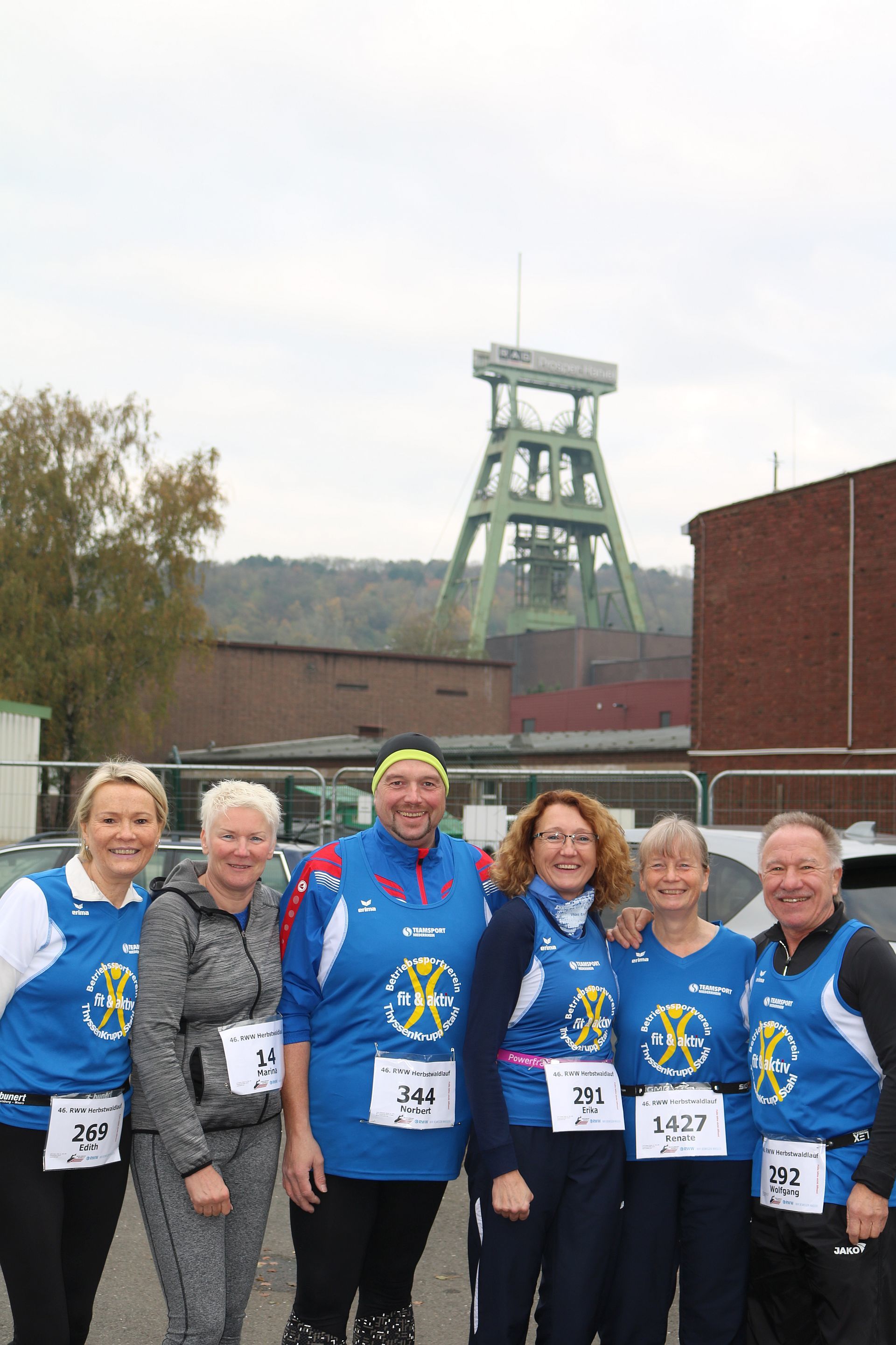 Start in atemberaubender Kulisse, vor dem Förderturm der Zeche Prosper Haniel:
Edith Peters, Marina Basner, Norbert Toszkowski, Erika Roeske, Renate Klesse und Wolfgang Roeske