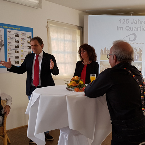 Die Macher der Tvg Holsterhausen: Das Ehepaar Peter und Gaby Wehr in voller Aktion für ihren Verein.