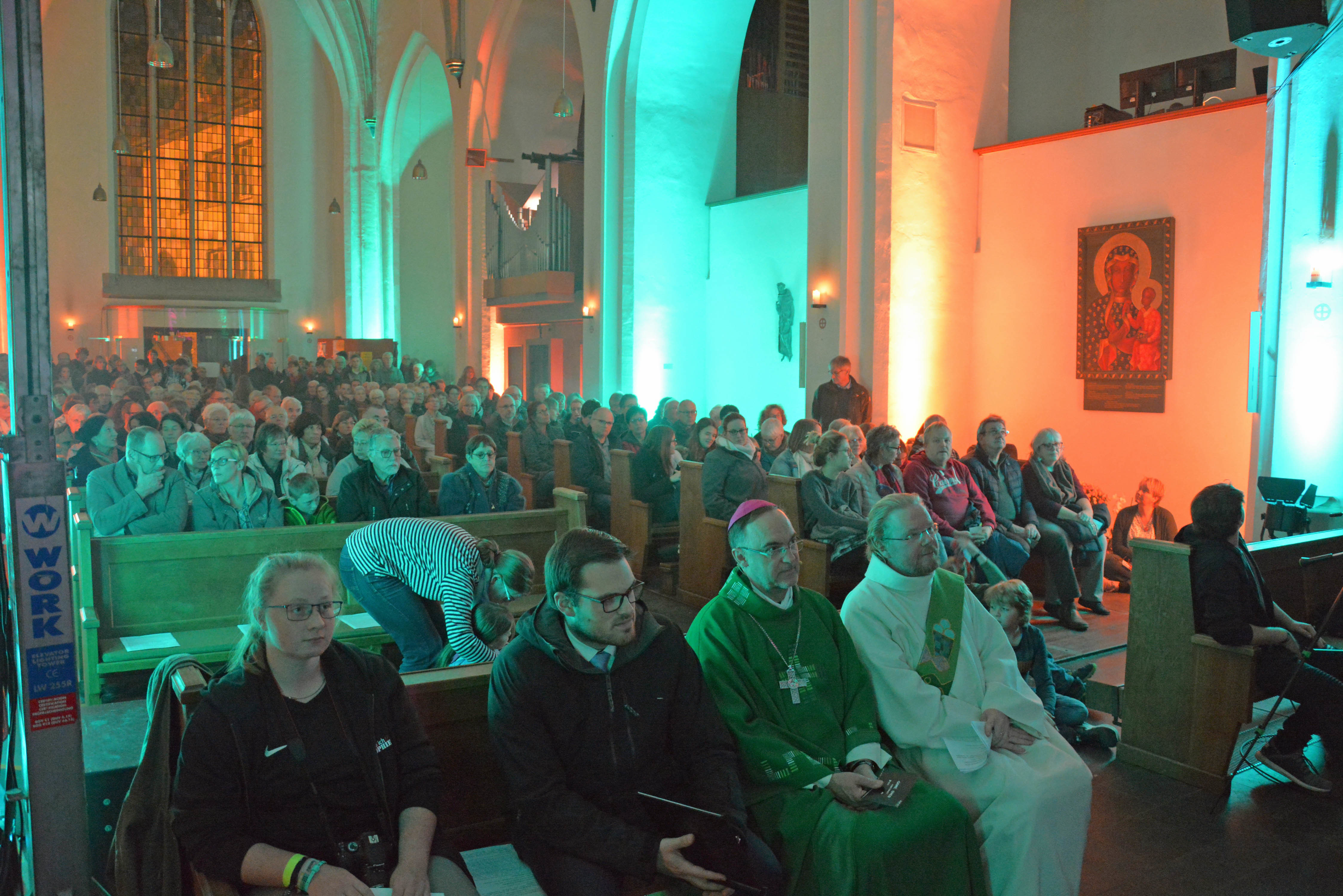 Die Kirche war bunt erleuchtet, als Weihbischof Rolf Lohmann mit rund 400 Gläubigen den Gottesdienst feierte.