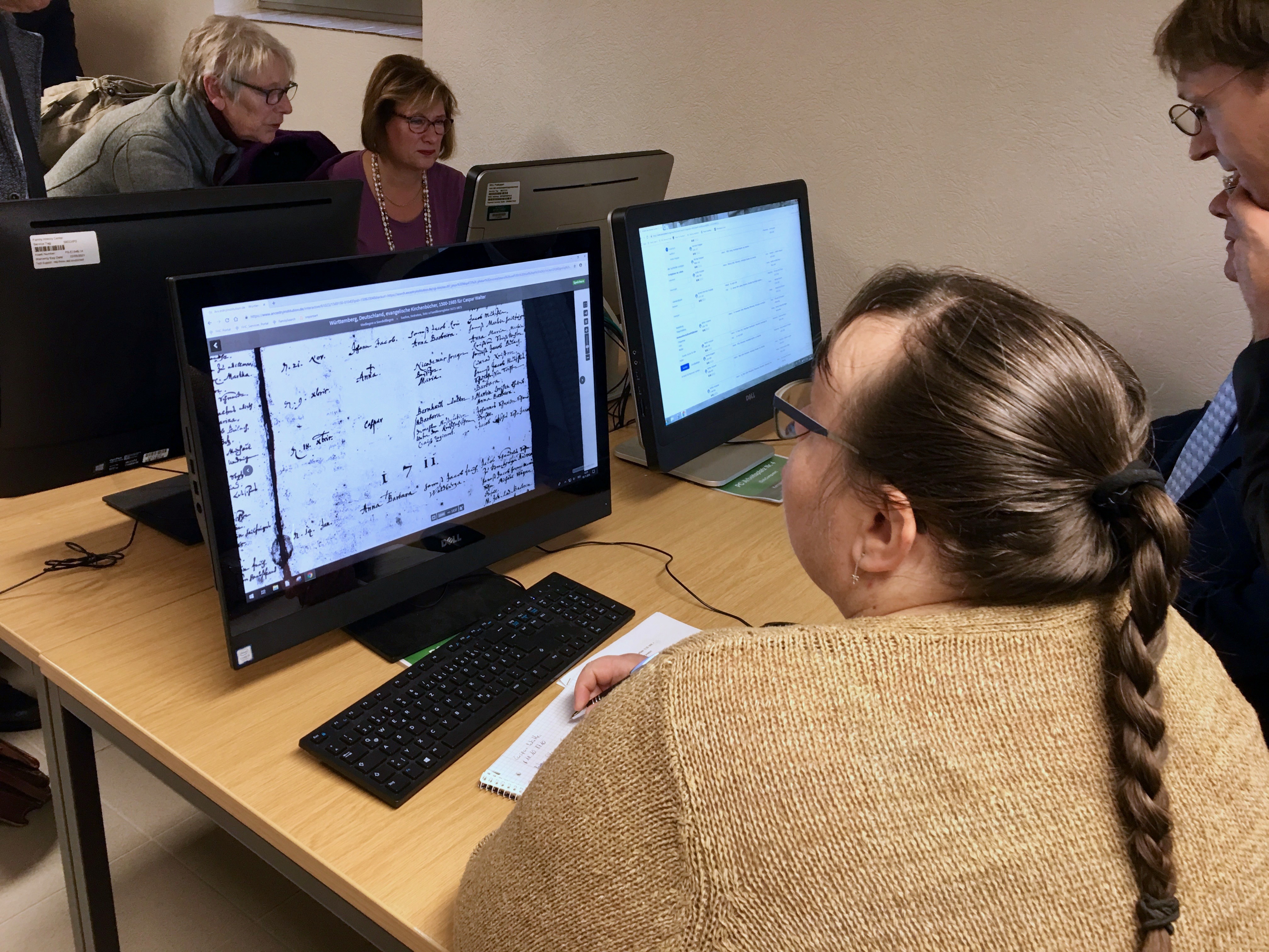 In digitalisierten Kirchenbüchern nach Spuren der Ahnen suchen.
