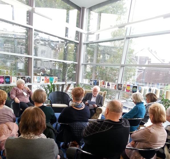 Horst Fleitmann –Bildmitte- liest Gedichte zum Thema Tod und Trauer.