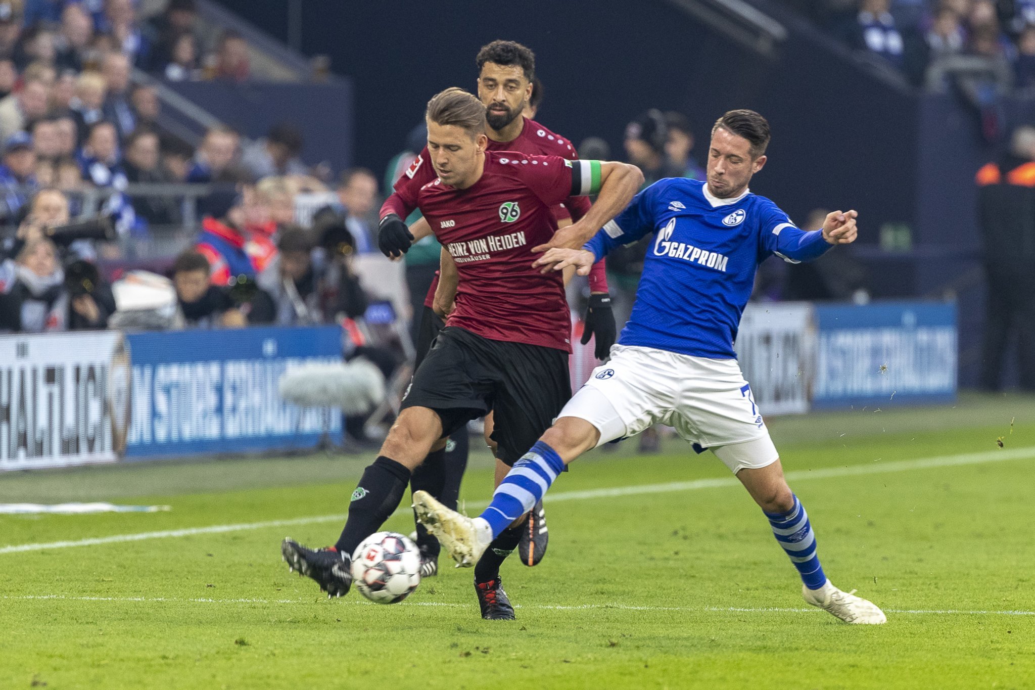 Mark Uth (r.) erzielte für den S04 gegen Hannover 96 seinen ersten Treffer und trug mit einer guten Leistung zum verdienten Heimsieg entscheidend bei.