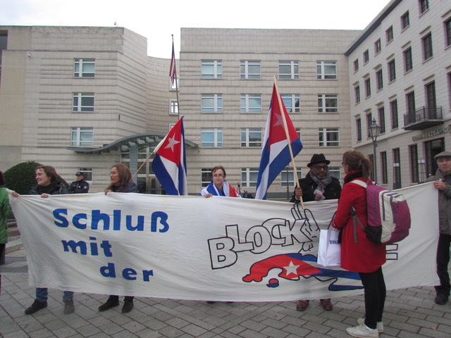 "Die US-Regierung ist der Hauptaggressor gegen das souveräne Cuba. Die Blockade gegen Cuba muss umgehend beendet und Cuba für die immensen Einbußen entschädigt werden!", erklären Mitglieder verschiedener Kuba-Solidaritätsgruppen vor der US-Botschaft in Berlin.