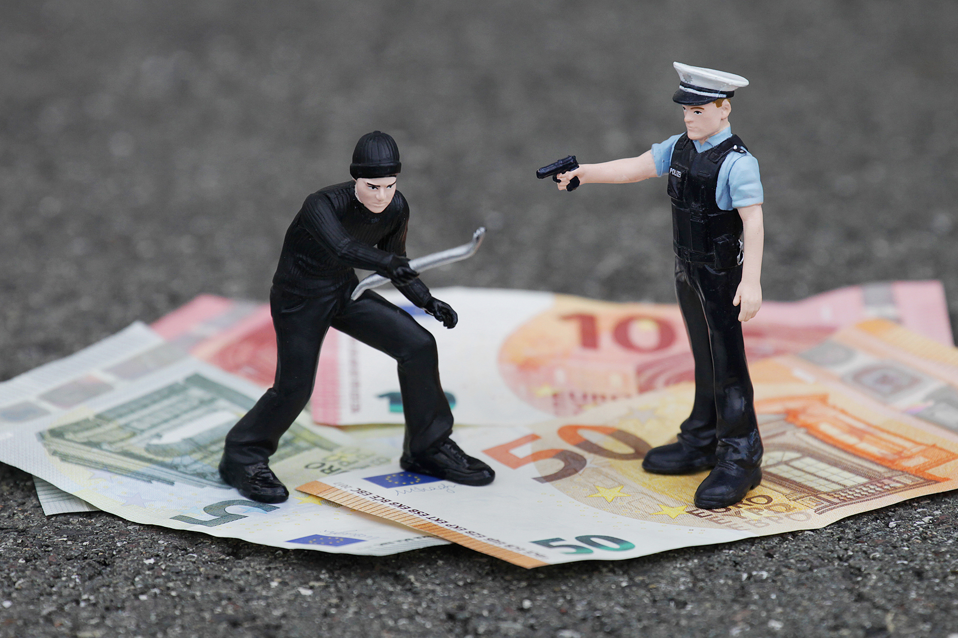 Bargeld erbeuteten die Einbrecher unter anderem - die Polizei hofft nun auf Hinweise.