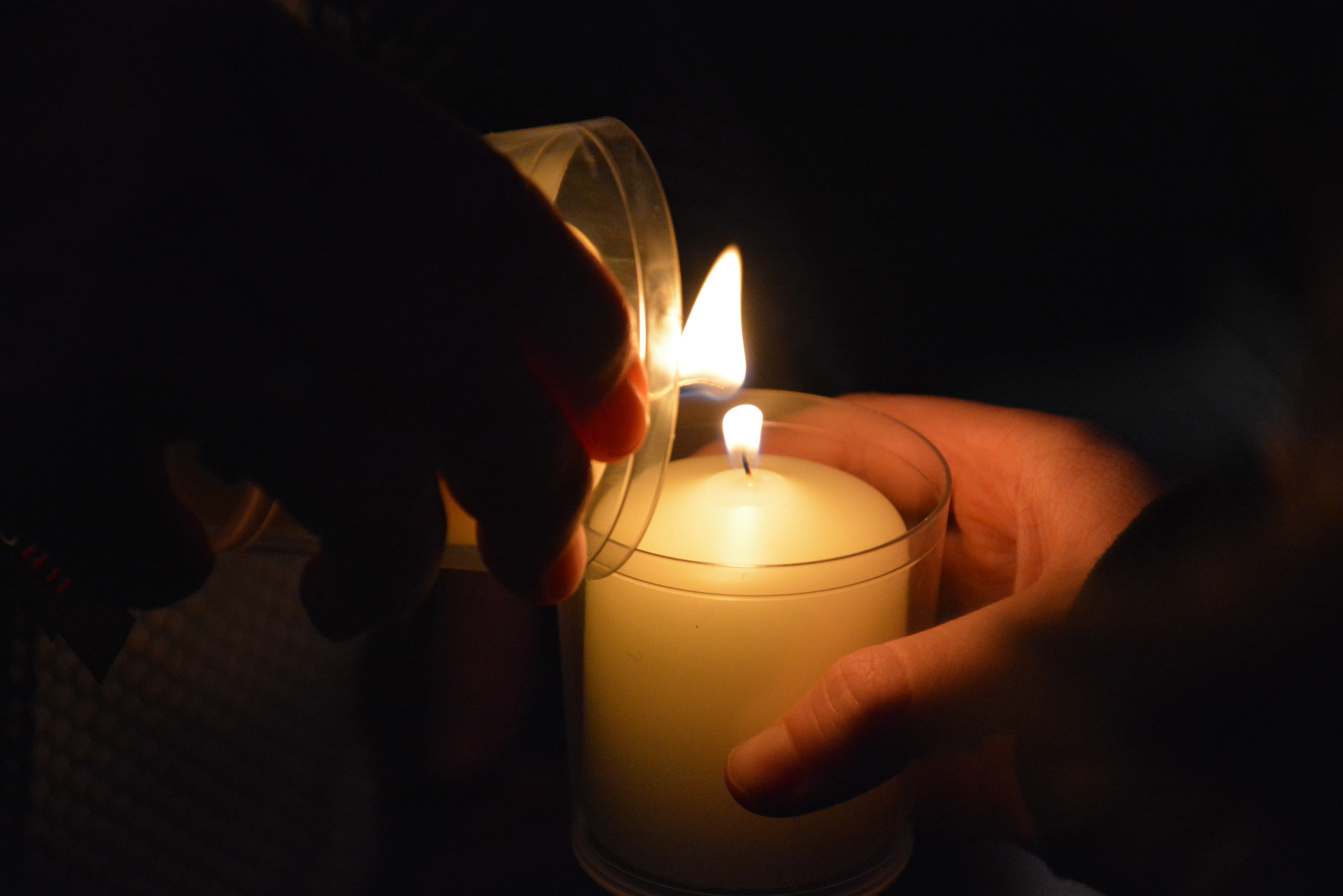 Zu den Fürbitten erhielt jeder, der an den Altar kam, eine Kerze, die an der Flamme der Osterkerze entzündet wurde.