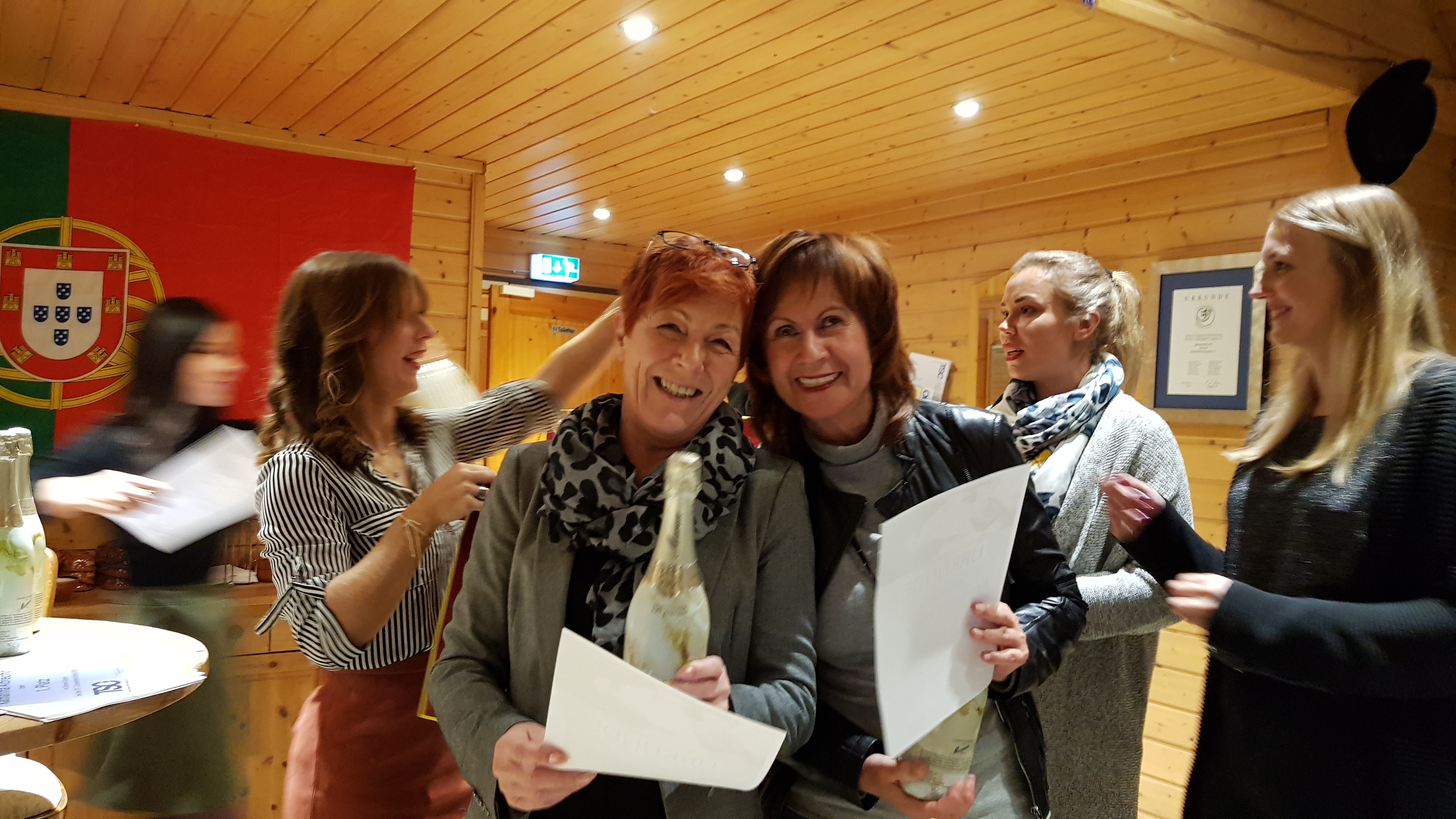 Karin Sixter-Pilz (links) und Annerose Behrens freuen sich über den 2. Platz bei den Clubmeisterschaften.