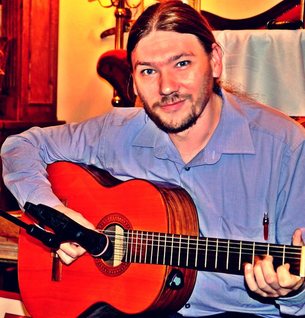 Sologitarrist und Leiter der Technik, Mitchel Summer