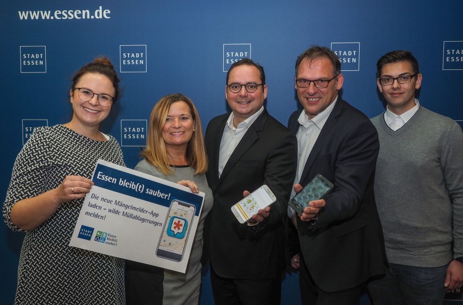 Die Stadt Essen bietet ab sofort den Mängelmelder "Essen bleib(t) sauber!" an, mit dem die Bürgerinnen und Bürger wilde Müllablagerungen melden können. V.l.n.r.: Charlotte Klein, Stabsstelle Sauberkeit und Ordnung, Brigitte Norwidat-Altmann, Leiterin Stabsstelle Sauberkeit und Ordnung, Oberbürgermeister Thomas Kufen, Uwe Unterseher-Herold, Geschäftsführer Entsorgungsbetriebe Essen GmbH, Stefan Macikowski, Mitarbeiter der "Essen bleib(t) sauber!"-Hotline.