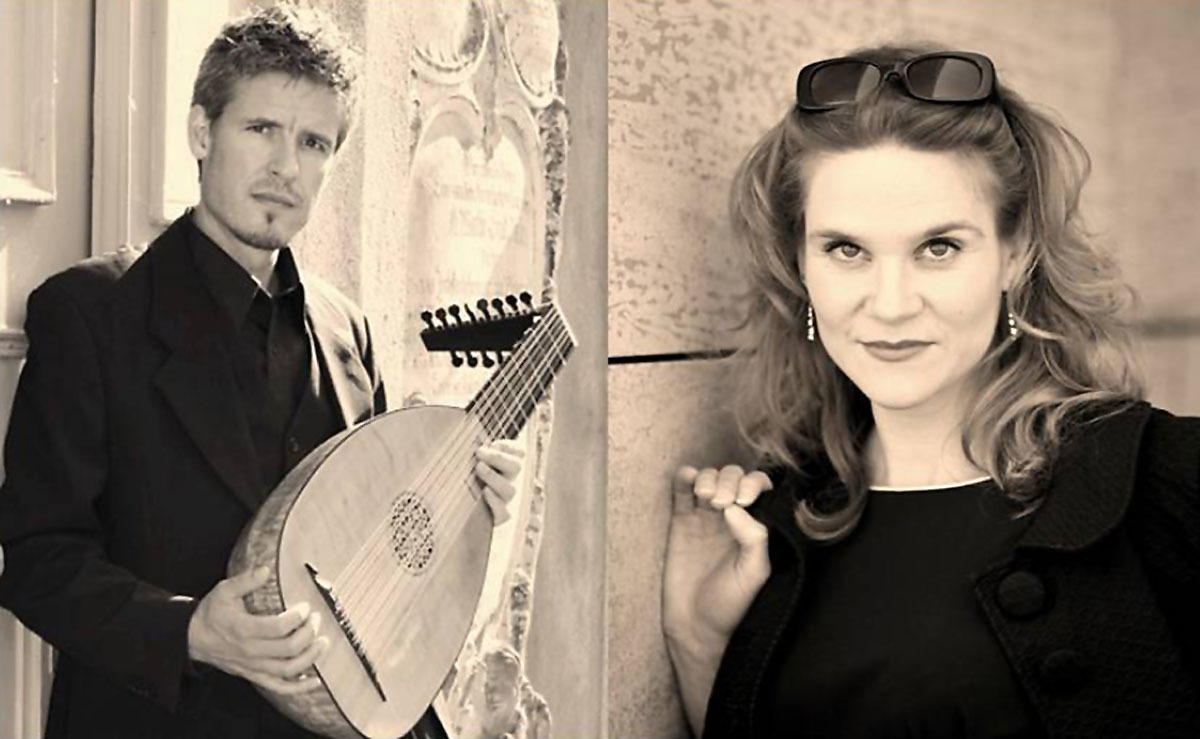 Sopranistin Veronika Burger und Daniel Kurz, Renaissancelaute/Théorbe, bilden das Ensemble Roccabreve.