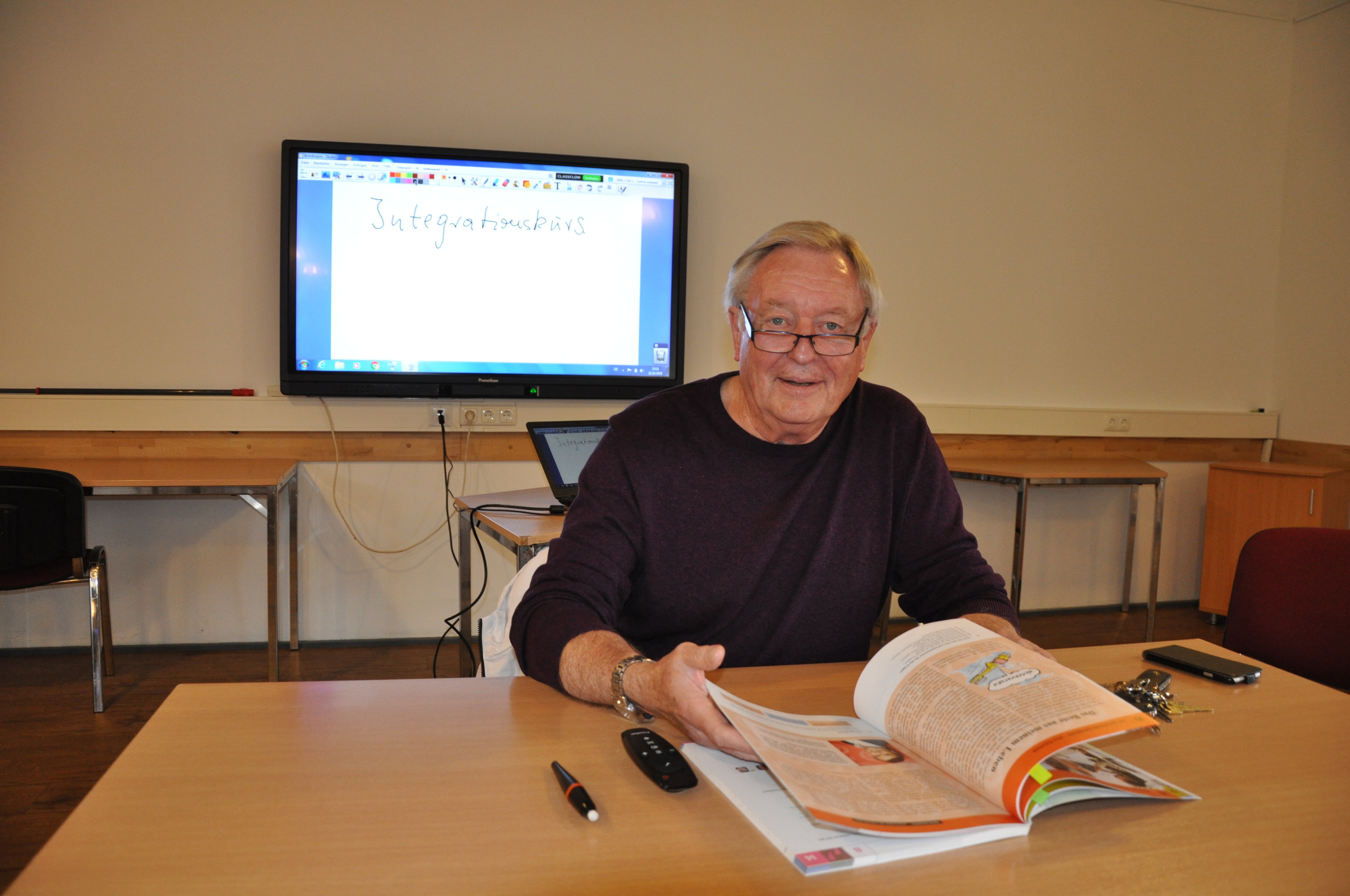 Das Smartboard (im Hintergrund) gehört ebenso zum Unterricht wie das Buch.