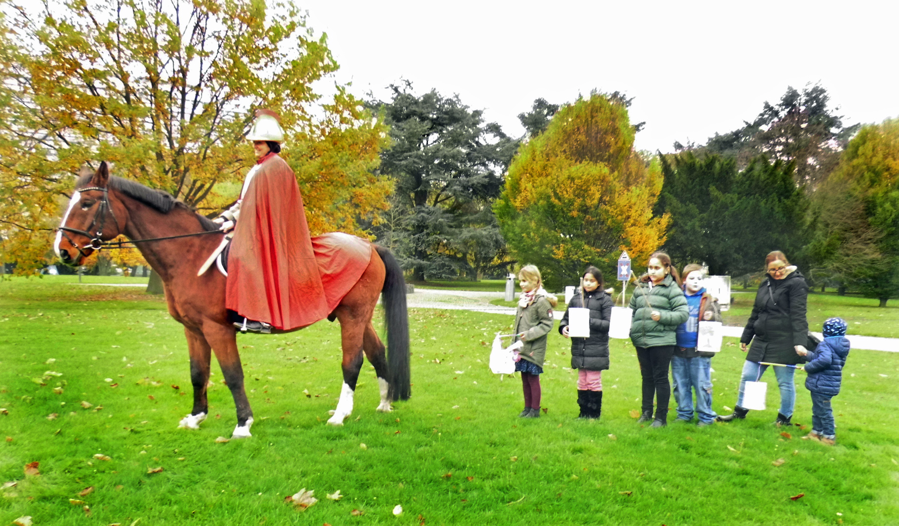 Auf dem Pferd wird der größte Martinsumzug in Dortmund am Samstag im Westfalenpark angeführt. Auf der Seebühne wird das Martinsspiel aufgeführt.