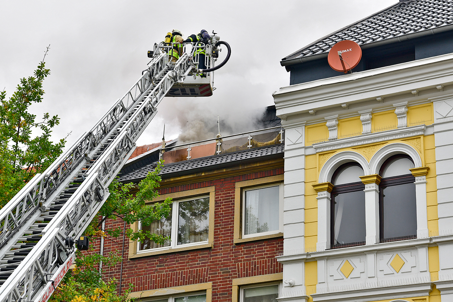 Auch von einer Drehleiter aus bekämpfte die Gladbecker Feuerwehr am Sonntagmittag den Brand, der in einer Dachgeschosswohnung in einem Miet- und Geschäftshaus am Willy-Brandt-Platz gegenüber dem Rathaus ausgebrochen war.