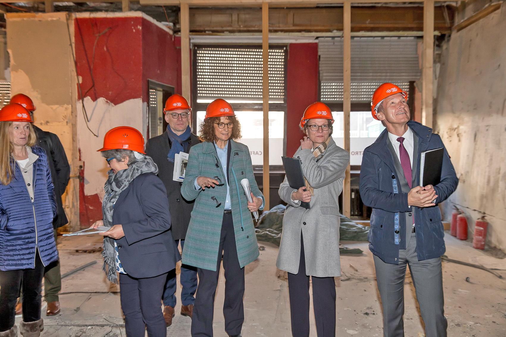 Am Ende des Rundgangs über das Stadterneuerungsgebiet Bochumer Straße stand der Besuch in der zukünftigen „Schaustelle“ in dem Gründerzeitgebäude Haus Reichstein.
Foto: Gerd Kaemper