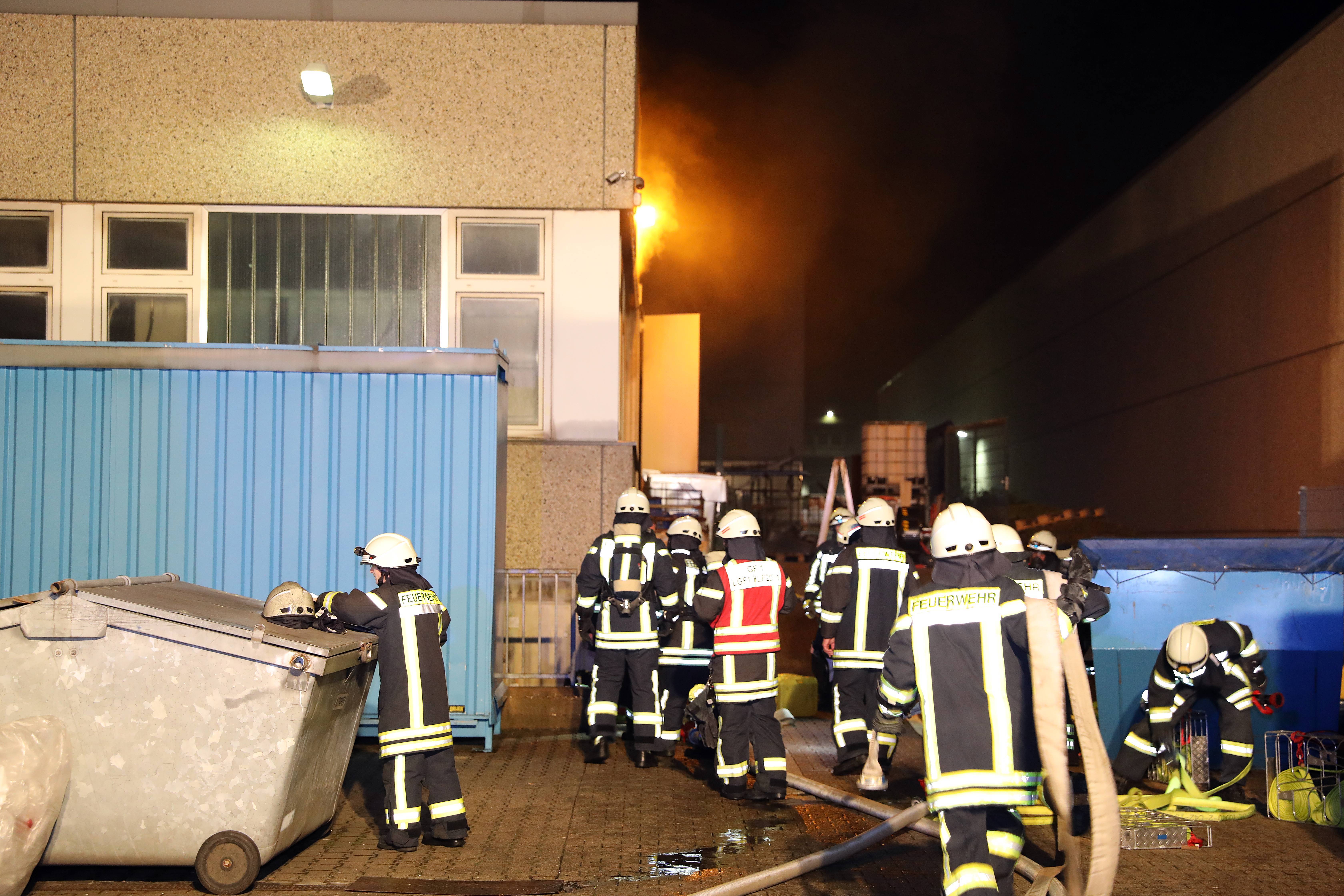 Kräfte aus Hilden und Erkrath untersützen die Langenfelder Feuerwehr beim Kellerbrand in einer Kunststoffgalvanik an der Karl-Benz-Straße.