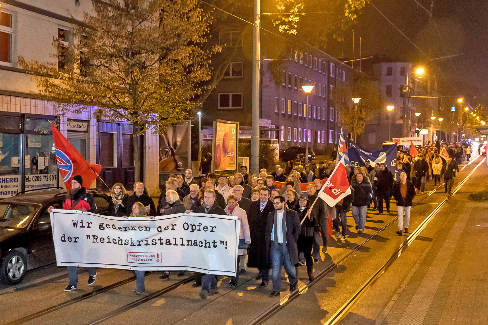 Im vergangenen Jahr führt der Schweigemarsch über die Cranger Straße. In diesem Jahr geht es von der Neuen Synagoge über den Heinrich-König-Platz in den Stadtgarten. Archiv-Foto: Gerd Kaemper