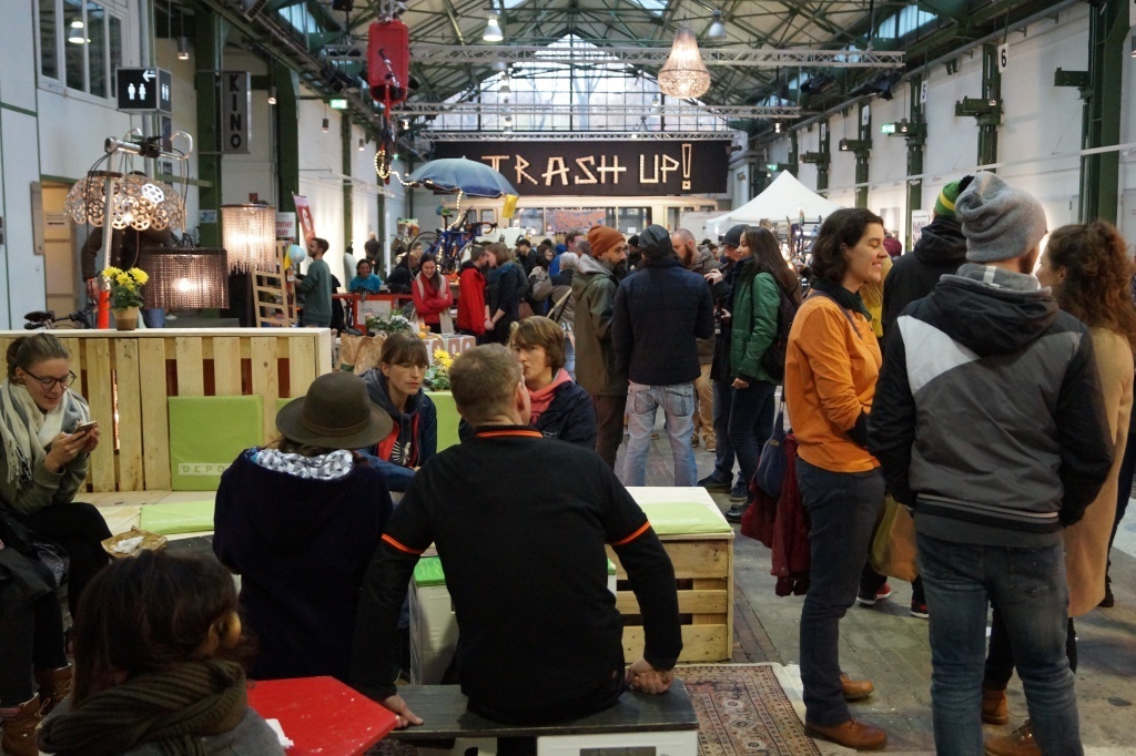 Innovative Ideen, Dinge neu zu nutzen, präsentiert das Festival am Samstag von 12 bis 18 Uhr und am Sonntag ab 11 Uhr. Hier wird auch postapokalyptischer Schmuck gefertigt und die Frage „Wie passt mein Jahres-Hausmüll in ein Honigglas?" beantwortet.
