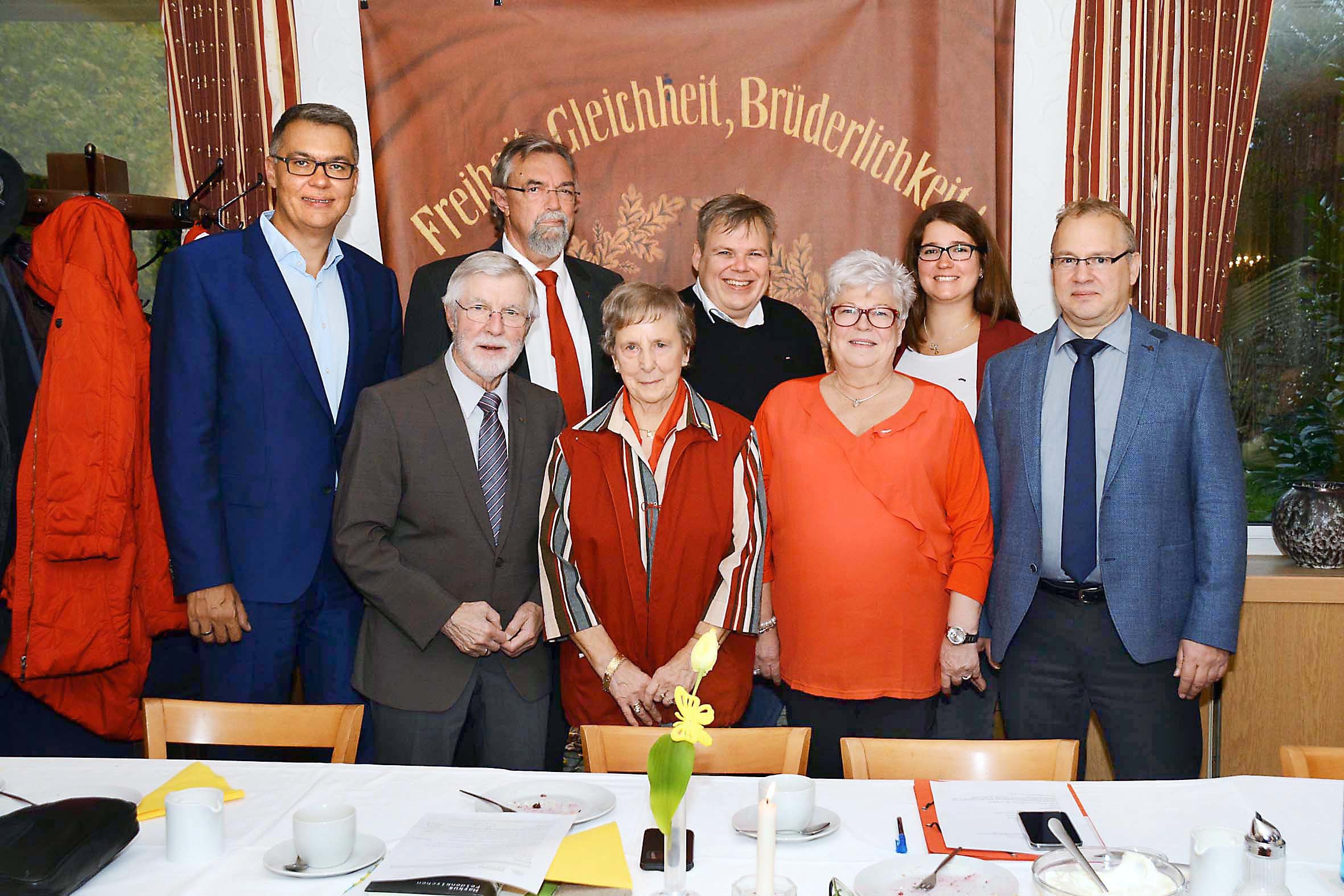 Dortmunds stellvertretender SPD-Vorsitzender Thomas Westphal (l.) ehrte die Wickeder SPD-Jubilare, allen voran Brackels langjährigen Bezirksvorsteher Walter Mielke (2.vl.), seit 55 Jahren in der SPD. Mit im Bild (v.r.n.l.): Wickedes SPD-Ortsvereinsvorsitzender Stefan Vorbau, Anna Spaenhoff, Rosemarie Peppmöller, Klaus Nakken, Ruth Theilke und Ratsvertreter Friedhelm Sohn.