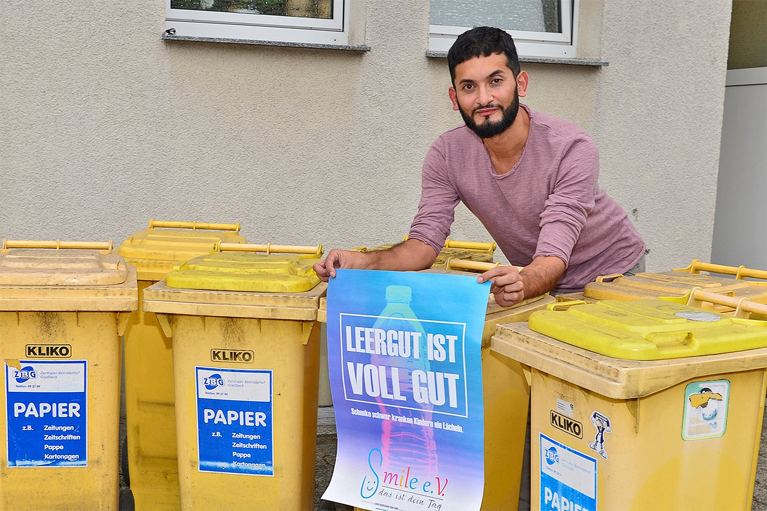 Die Pfandflaschen-Sammelaktion hat sich gelohnt: Rund 1.000 leere Getränkeflaschen zählte Hikmet Sümer bei der Leerung der Sammeltonnen. Der finanzielle Erlös der Aktion in Höhe von rund 250 Euro kommt nun dem gemeinnützig tätigen Verein "Smile" zugute, den Hikmet Sümer gegründet hat.