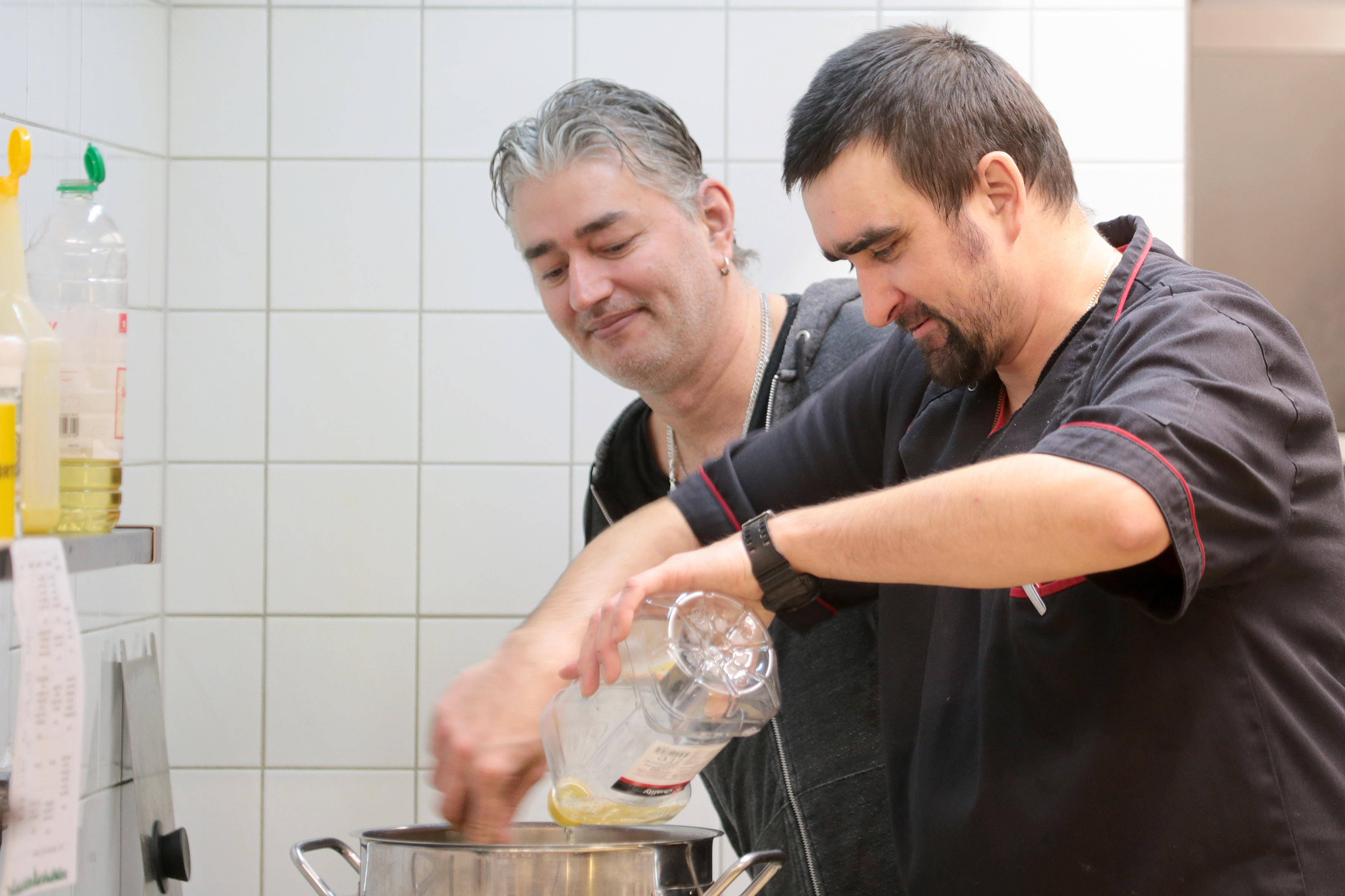 Initiator Michael Doering (links) organisiert viel mehr als die Päckchen-Aktion alleine. Am 20. November öffnet die Kantine des Schauspielhauses, dort wird in Gemeinschaft das Buffet für das Fest am 21. November zubereitet.Foto: Molatta