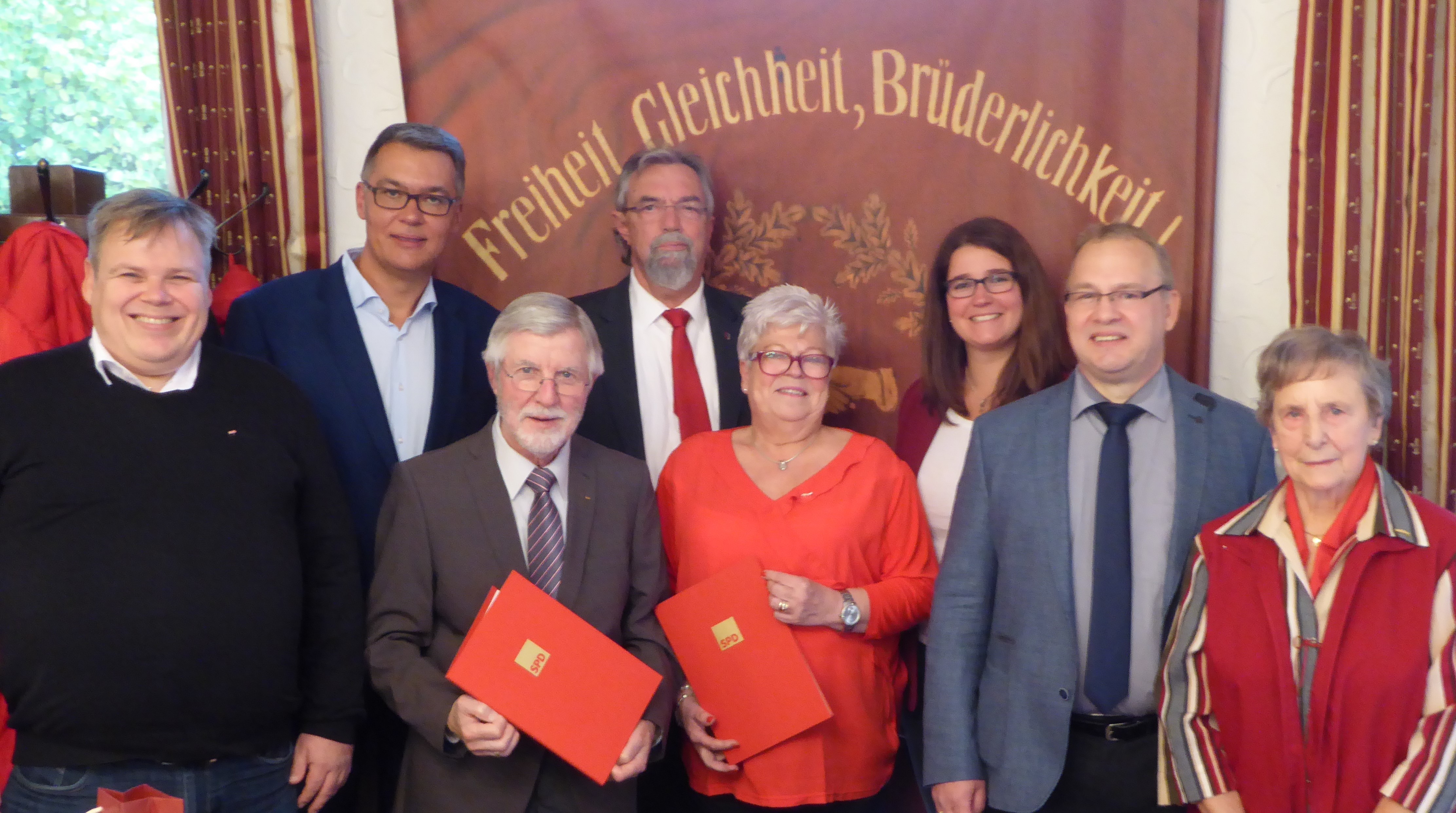 Bei der SPD-Jubilarehrung (v.l.n.r.): Klaus Nakken, Dortmunds SPD-Vize Thomas Westphal, Walter Mielke, Ratsvertreter Friedhelm Sohn, Rosemarie Pepmöller, Anna Spaenhoff, Ortsvereinsvorsitzender Stefan Vorbau und Ruth Theilke