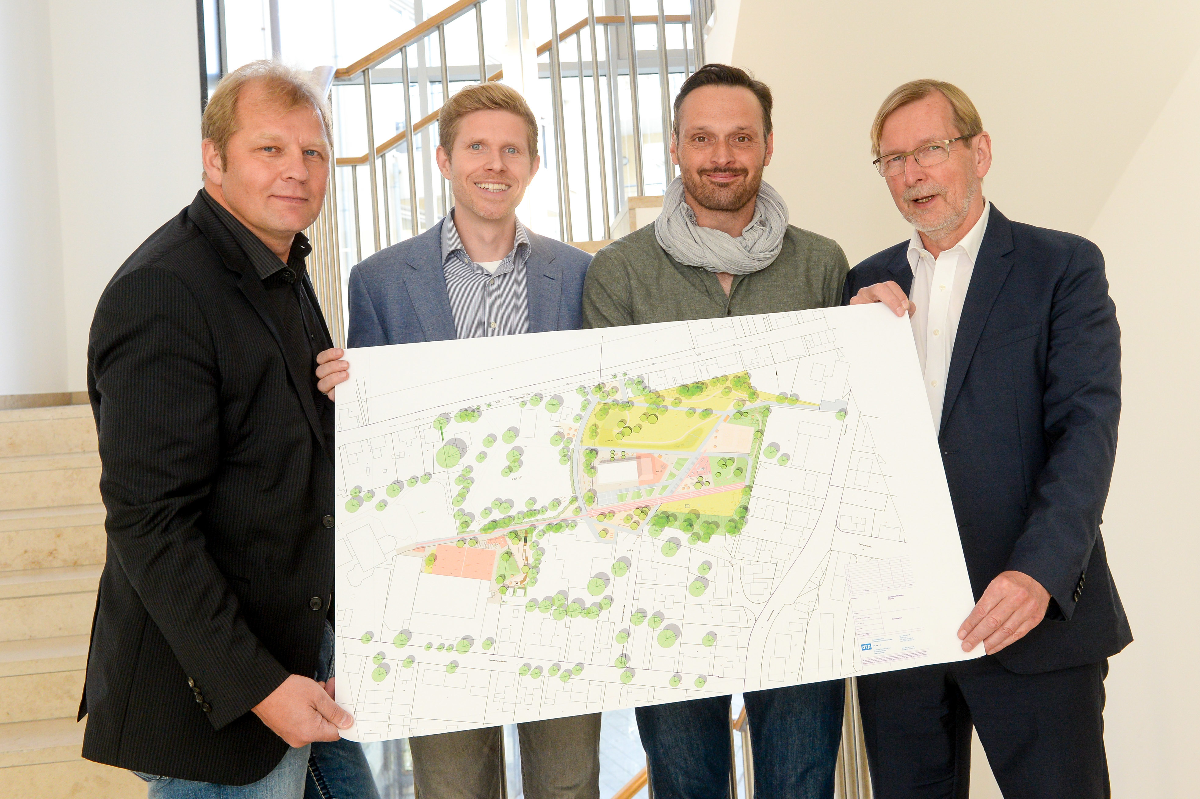 V.l.: Ralf Wind, Johannes Michels, Klaus Tenhofer und Ulrich Ernst mit den Plänen zum Ruhrpark.