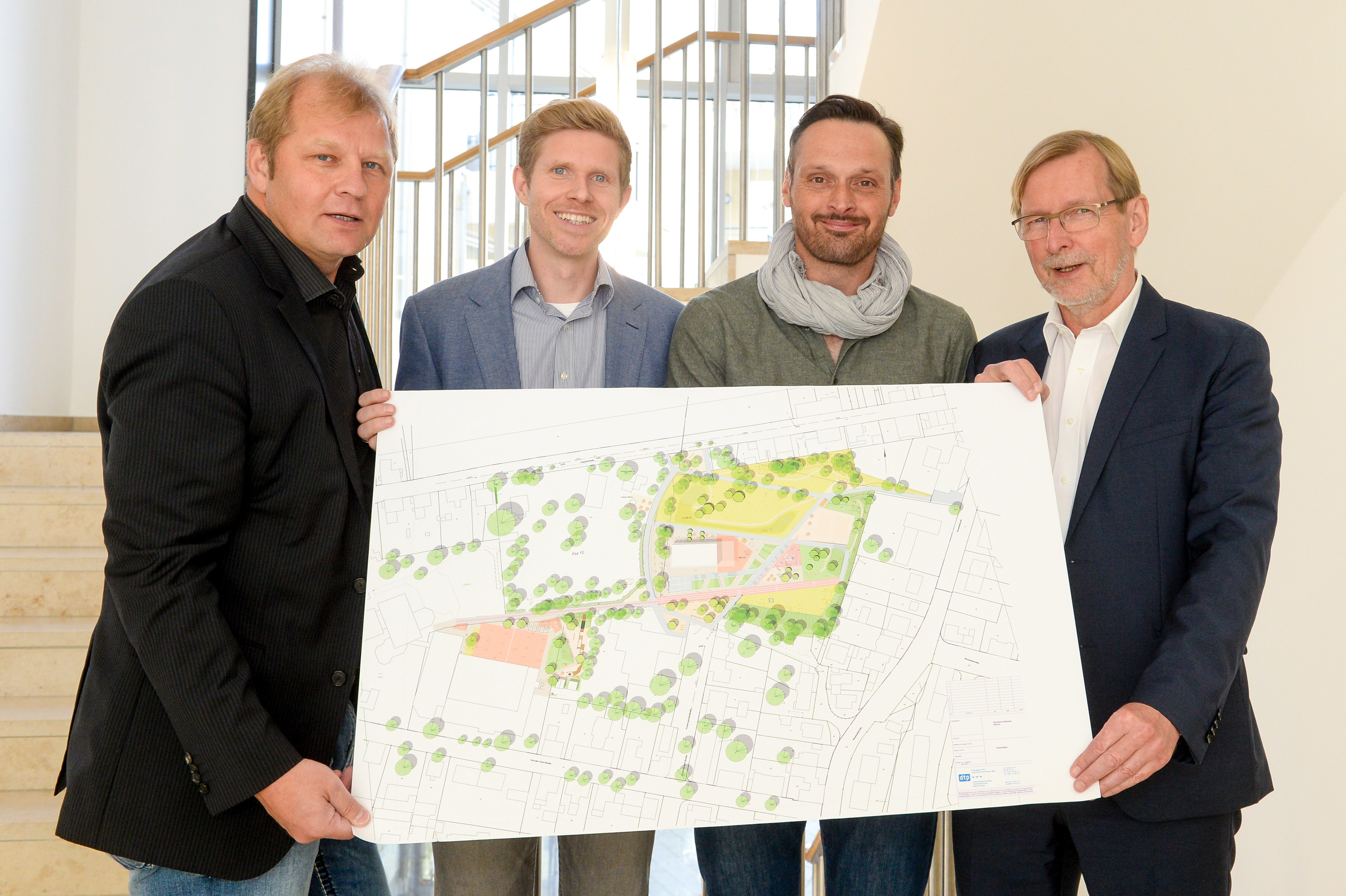 Ralf Wind und Johannes Michels (beide MSS) sowie Architekt Klaus Tenhofen und Sportdezernent Ulrich Ernst präsentieren die Pläne für den Bau des Sportparks Styrum.