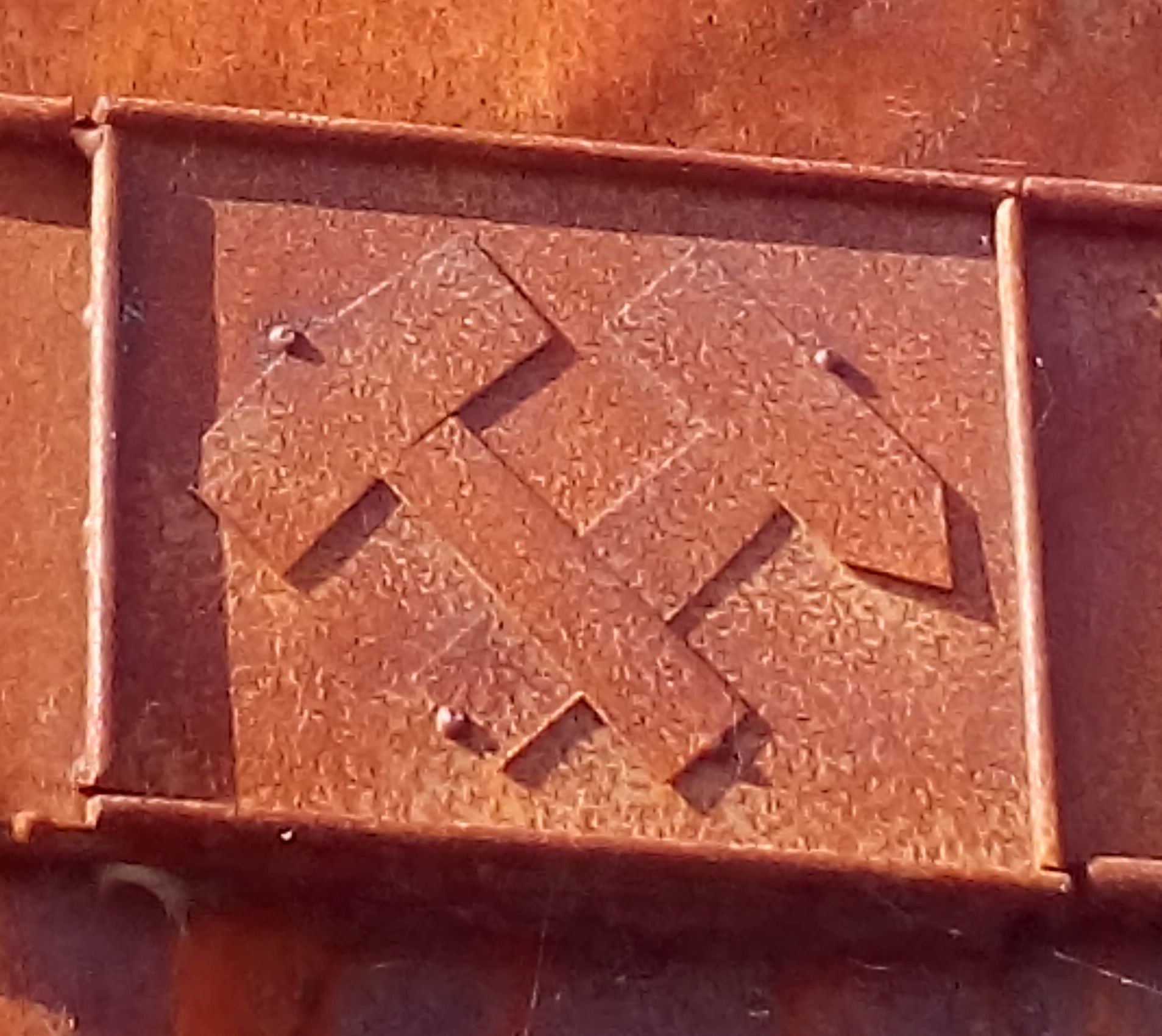 Signet auf der Statue bei der Zeche Niederberg, Neukirchen-Vluyn