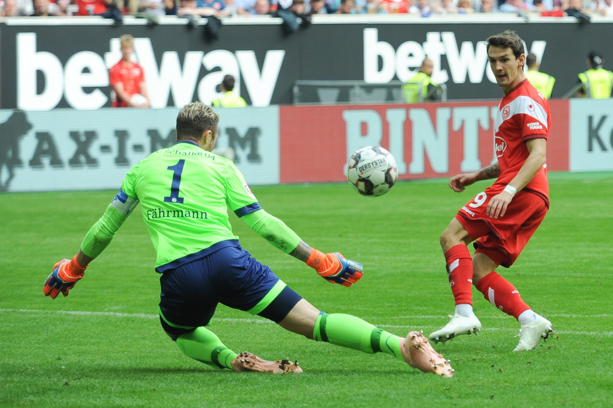Die Chancenverwertung der Fortuna muss besser werden. Hier hätte Benito Raman die 1:0 Führung gegen Ralf Fährmann und den FC Schalke 04 machen müssen