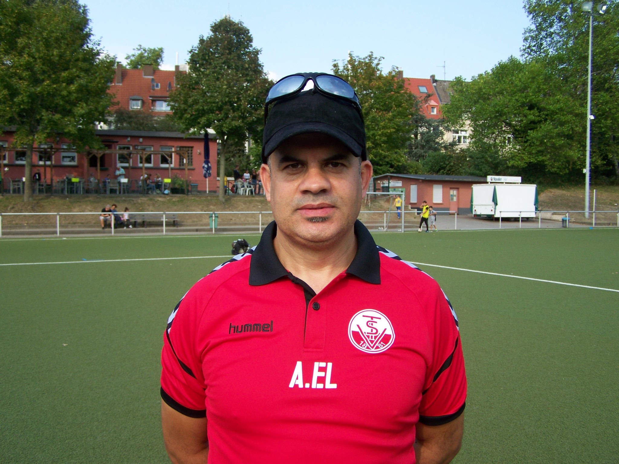 Adnane El Alami, Trainer der E1 Mannschaft von TuS Essen – West 1881, 44 Jahre alt, verheiratet, 3 Kinder, Hobbies: Kickboxen, Taekwondo, seit 2008 bei TuS, Saisonziel: 1. Platz