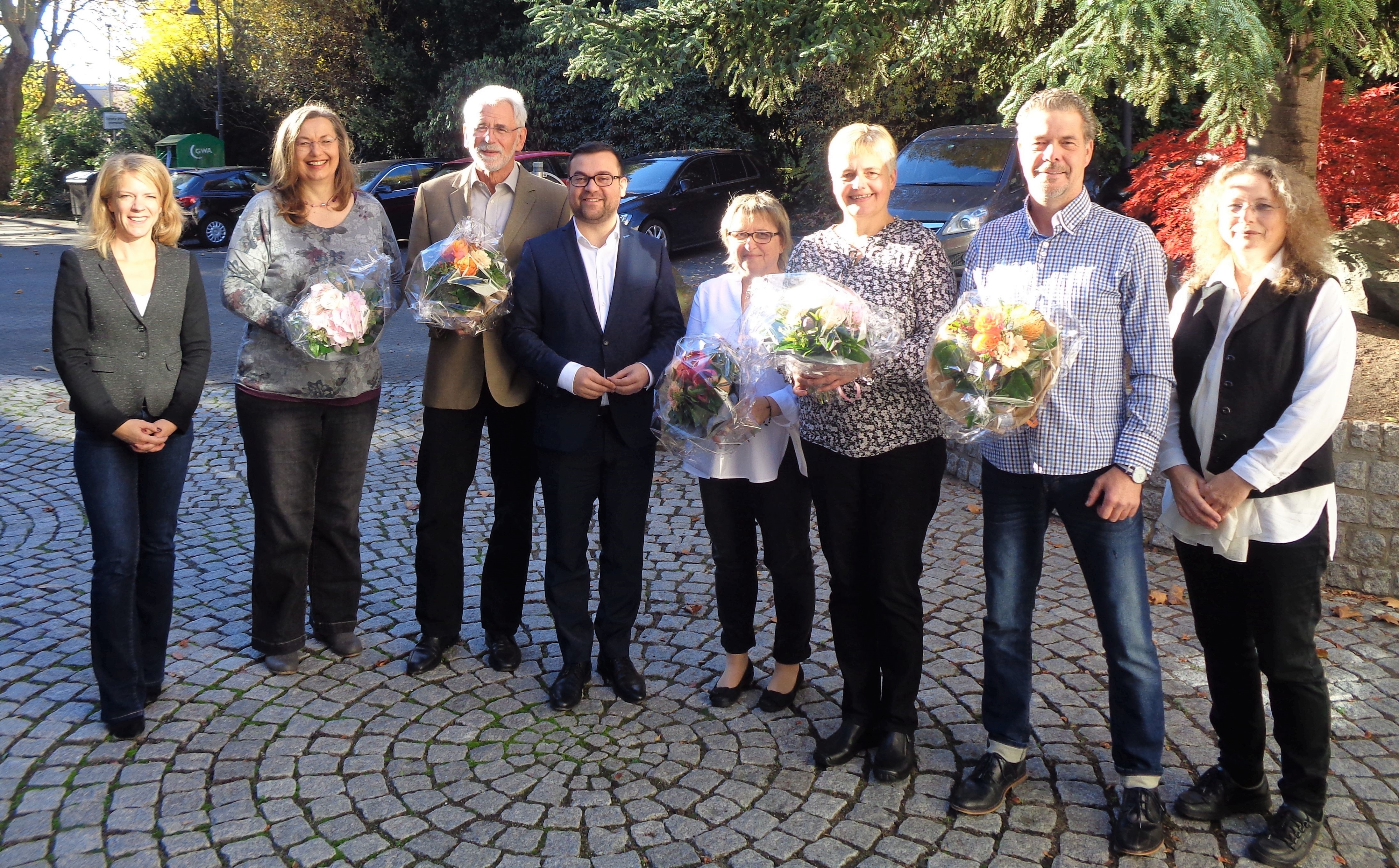 Von links: Kämmerin und Beigeordnete Bettina Brennenstuhl, Christiane Flor-Janzen, Wolfgang Belohlavek, Bürgermeister Dimitrios Axourgos, Erdmuthe Schulte, Petra de Jong, Andreas Gums, Personalratsvorsitzende Linda Schmidt.