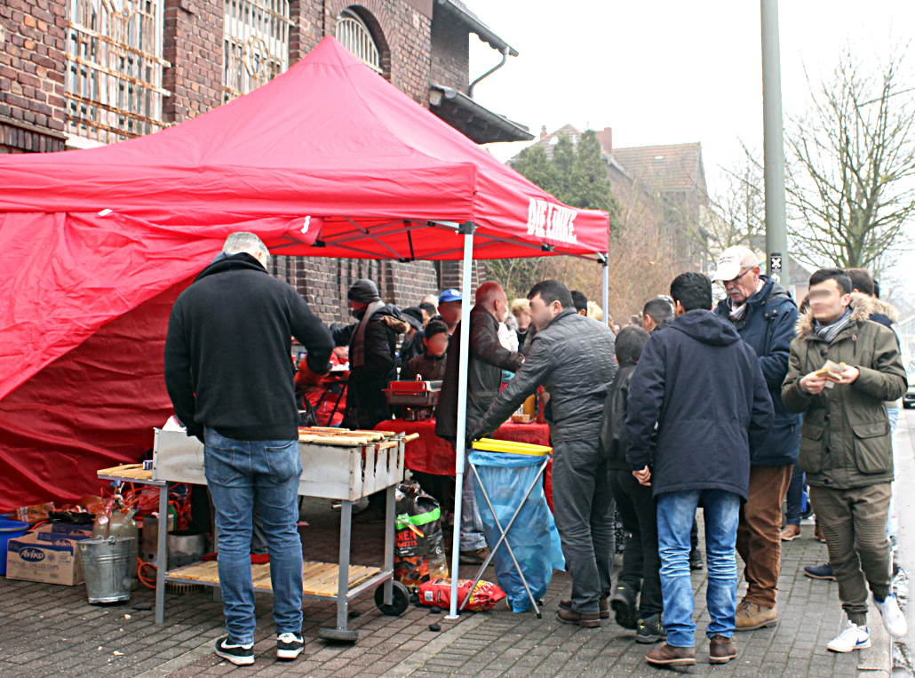 Info- und Bewirtungsstand der LINKEN zur Weihnachtszeit 2017 an der Bottroper Tafel