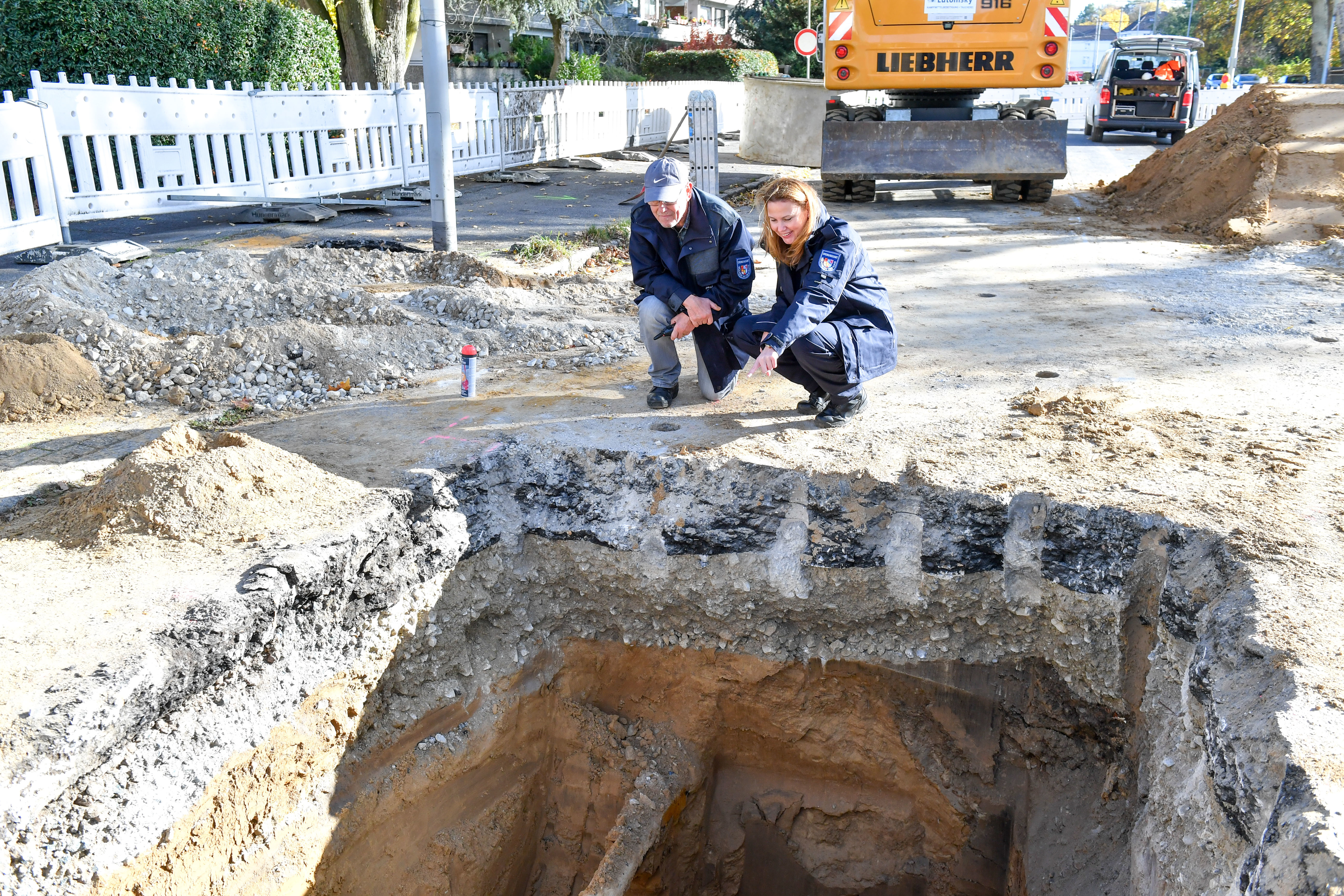 Wolfgang Fischer und Kerstin Kunadt von der Stadtverwaltung an der Baugrube.