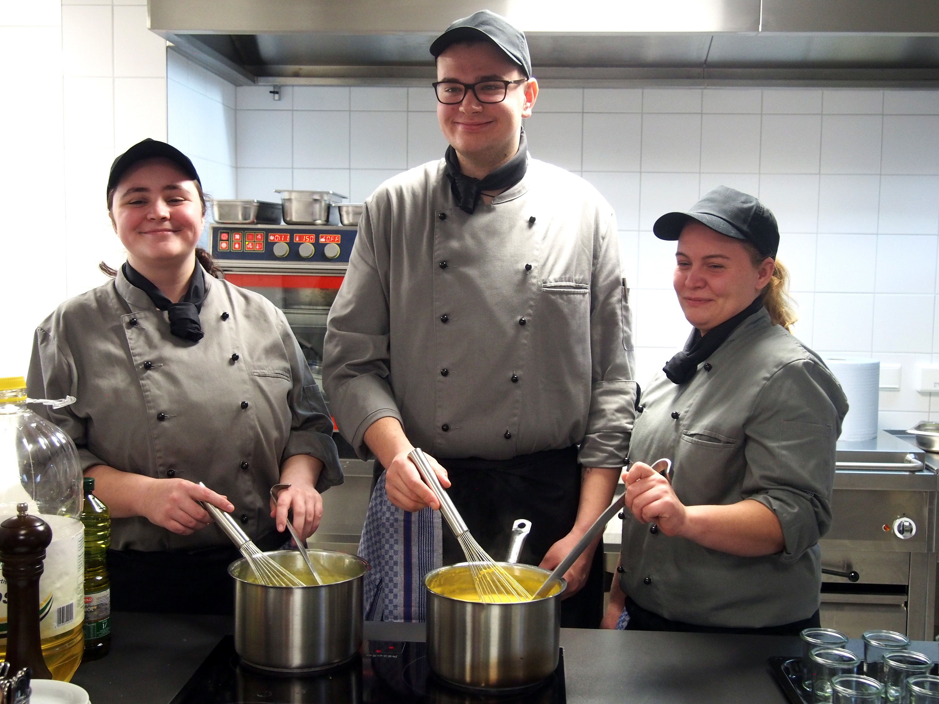 Die Caritas-Koch-Azubis Melissa Glock, Alexander Blasczyk und Sarah Allmeroth beginnen ihre Ausbildung.