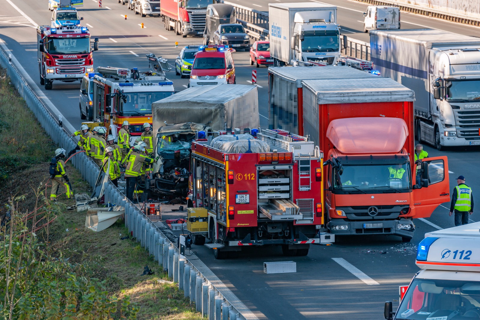 Der Unfall passierte kurz hinter der Anschlussstelle Dortmund-Lanstrop an einem Stau-Ende.