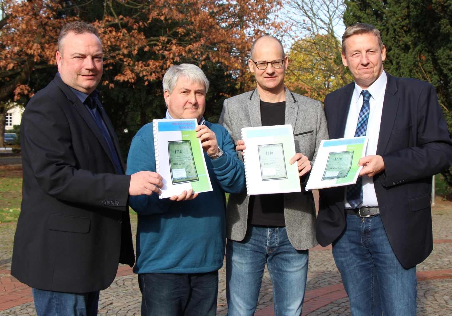 Bürgermeister Bodo Klimpel, Personaldezernent Dirk Meussen, Fachbereichsleiter Jürgen Schröder und Stadtarchivar Gregor Husmann vor stellten jetzt das neue Werk vor.