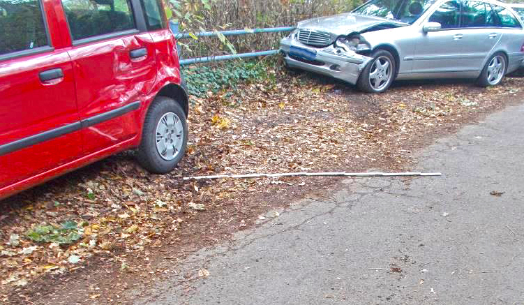 Zwei stark beschädigte Autos an der Straße Am Mühlenbach.
