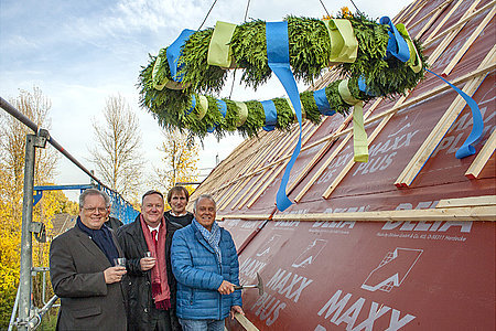 Allbau-Prokurist Jürgen Bott, Allbau-AR-Vorsitzender Thomas Rotter, stellv. Allbau-AR-Vorsitzender Uwe Kutzner und Zimmermann Norbert Kemler schlugen den symbolischen letzten Nägel ins Holz !