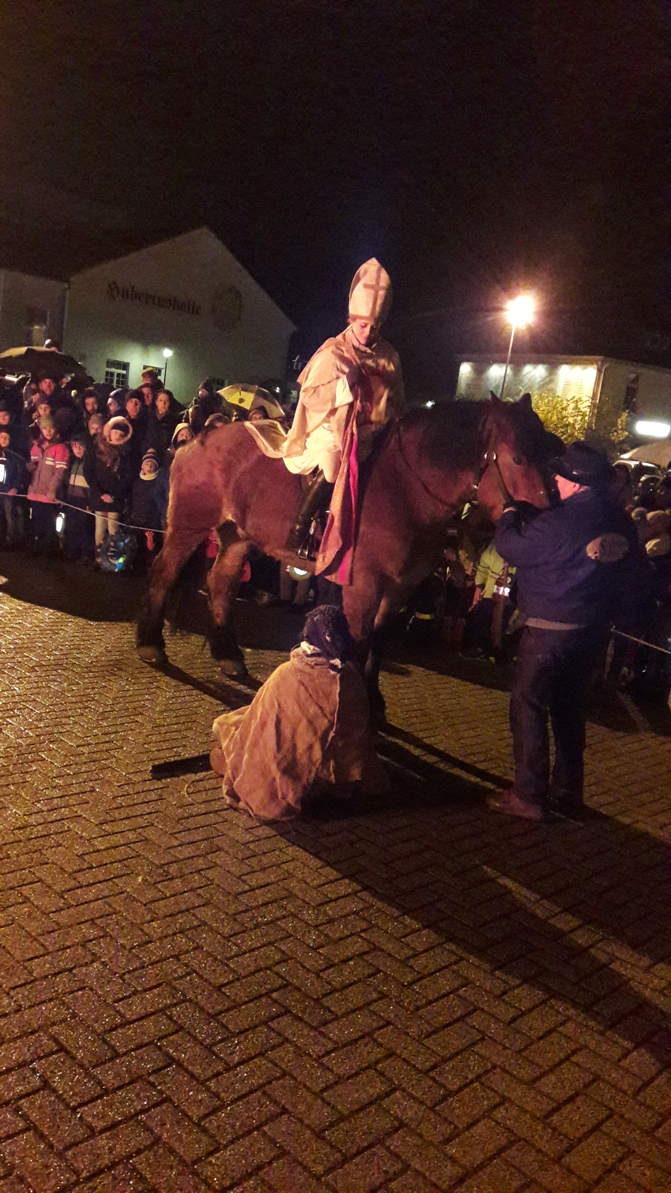 So wie hier auf dem Rathausplatz in Sundern wird sich St. Martin vielerorts zeigen.