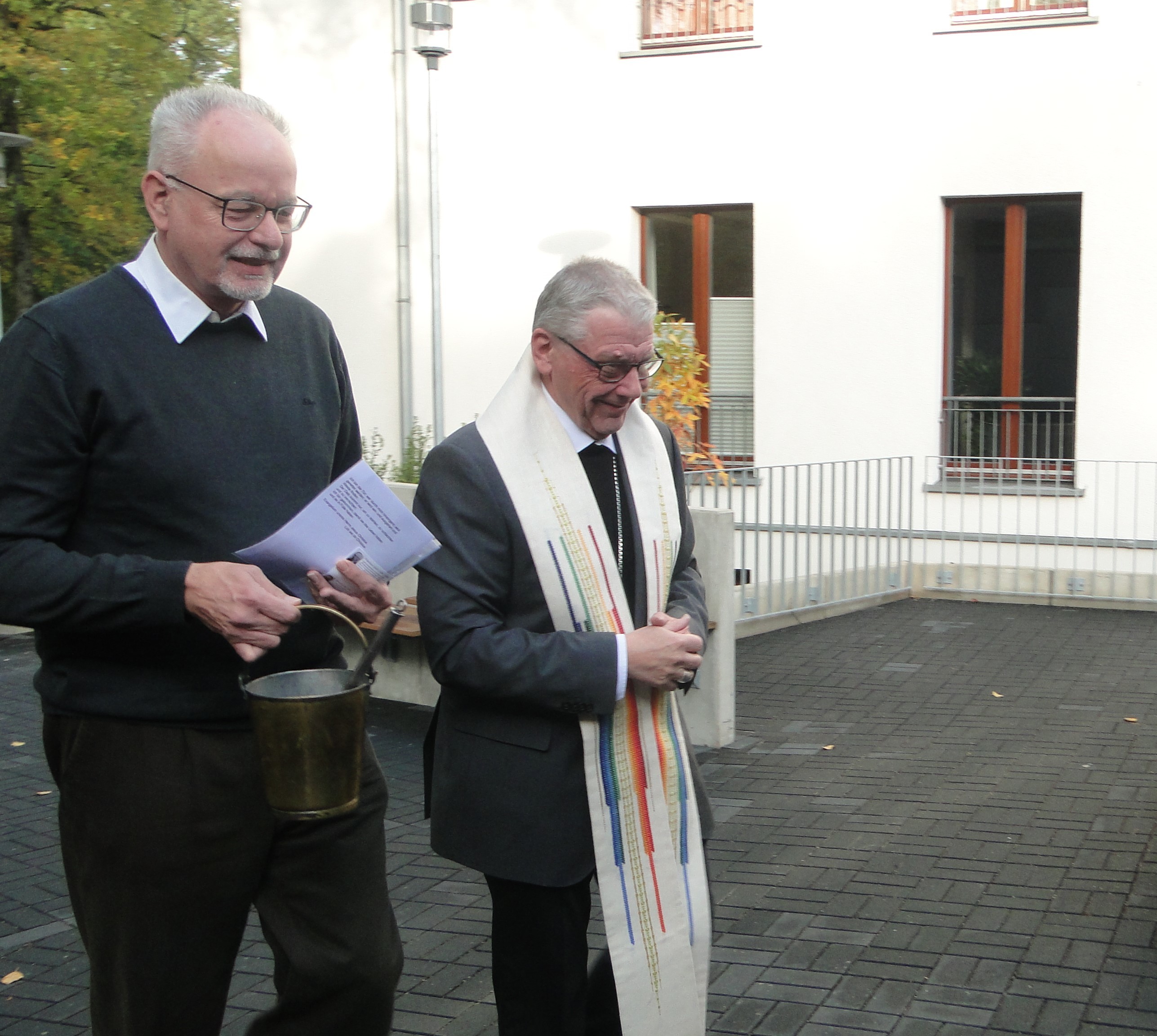 Weibischof em. Dieter Geerlings und Michael Prinz, Diözesanpräses der KAB, auf dem Weg zur Segnung des Eingangsbereiches.