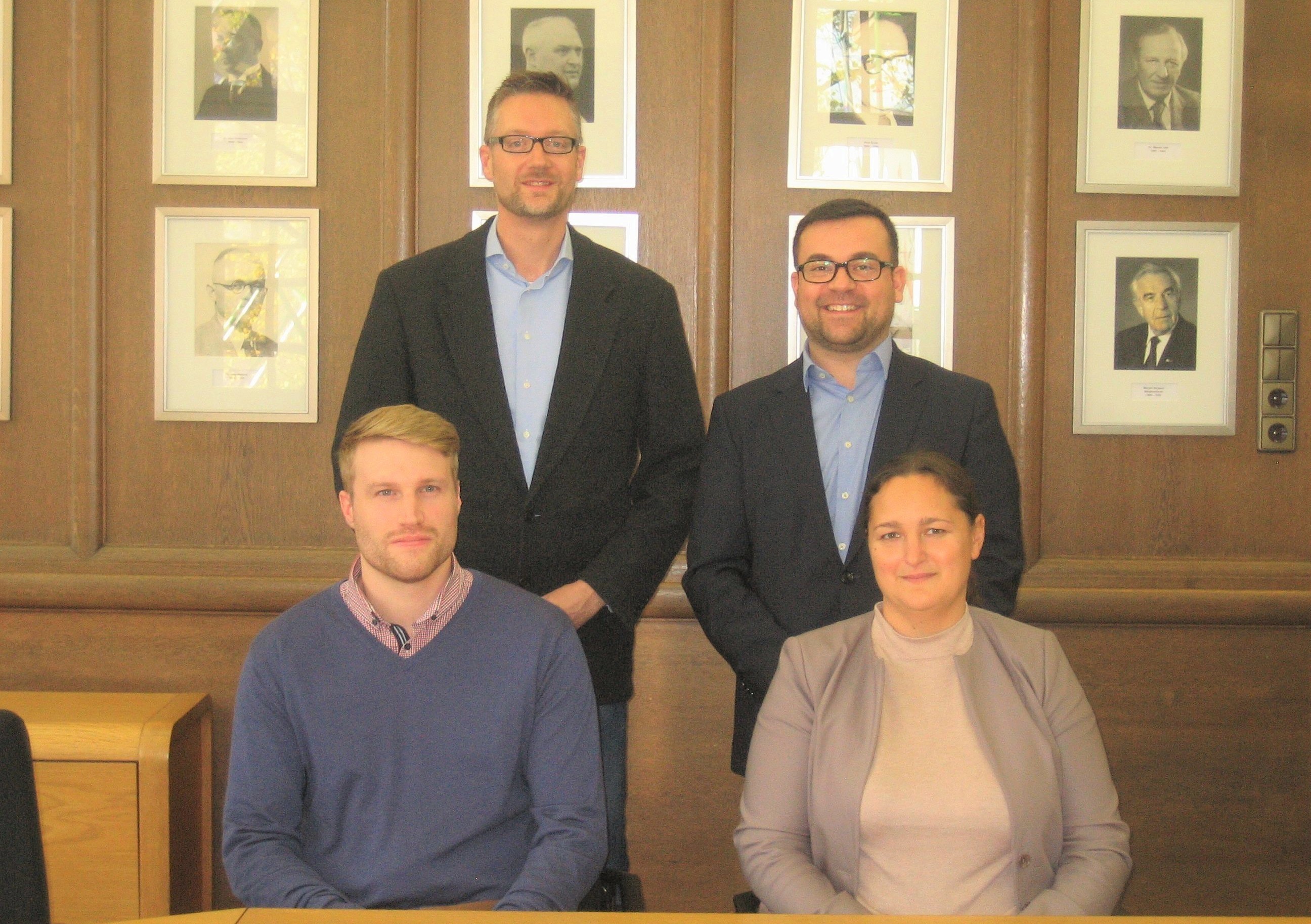 Von links: (sitzend) Sebastian Sommerfeld, Jenny Golombek, (stehend) Stefan Erdmann, Bürgermeister Dimitrios Axourgos.