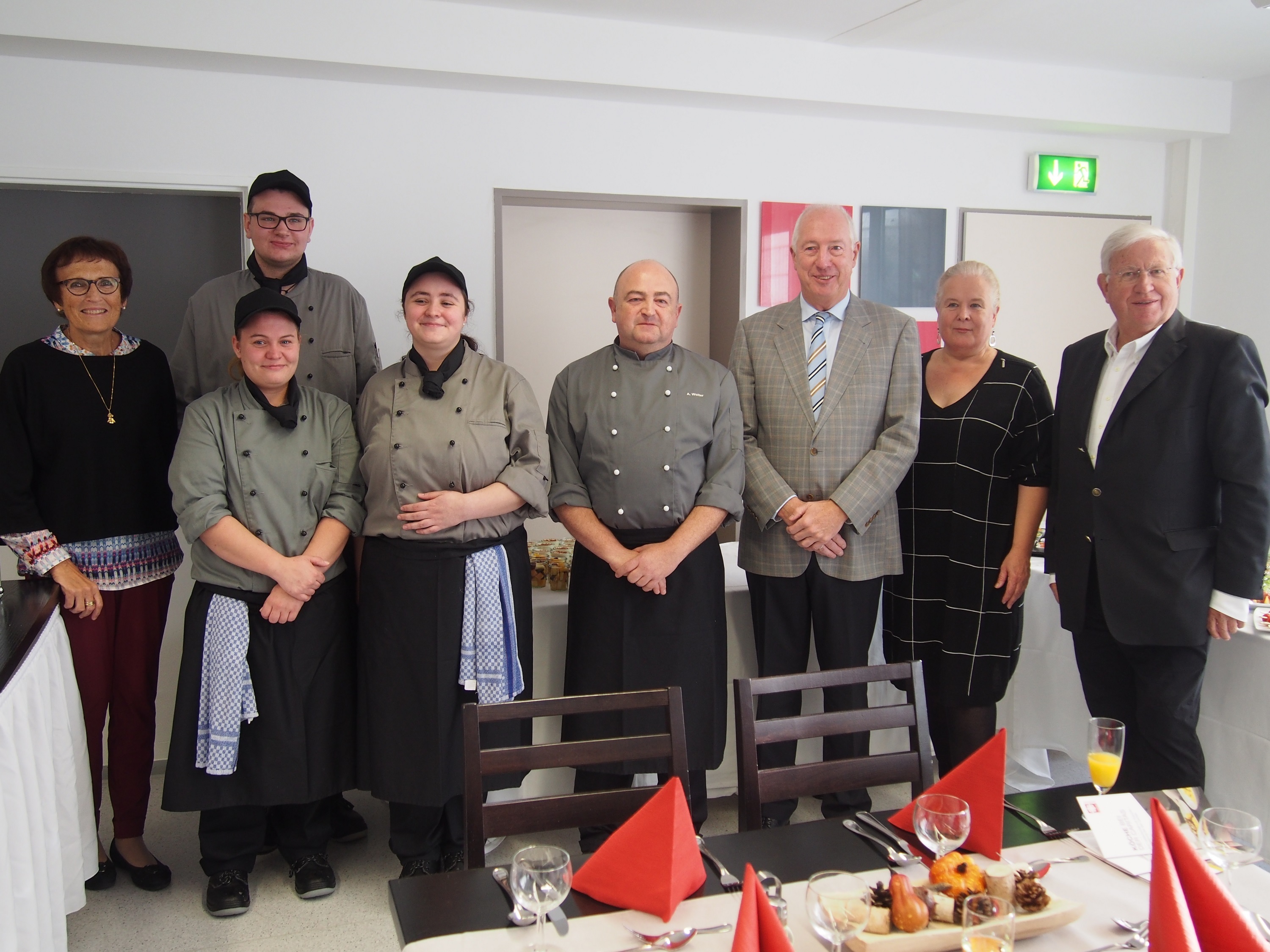 Im neuen Bistro begrüßt (v.l.:) Brigitte Skorupka vom Vorstand der Caritas die Auszubildenden Sarah Allmeroth, Alexander Blasczyk, Melissa Glock mit Ausbildungsleiter Andreas Wolter und dem Vorstandsvorsitzenden Georg Rupa sowie Caritas Abte ilungsleiterin Christel Olk und Martin Müller-Frerich, Vorsitzender des Kuratoriums der Caritas-Gemeinschaftsstiftung.