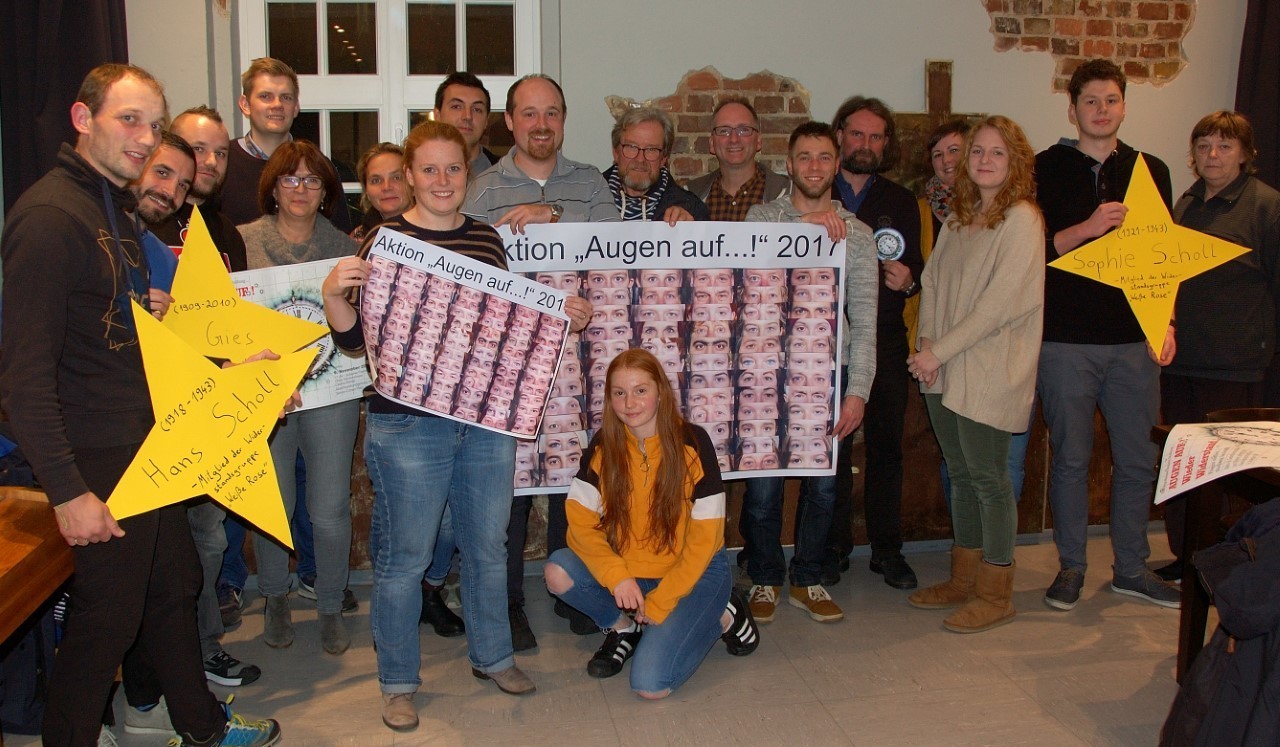 Das Motto der Mahnwache lautet "Augen auf...!"